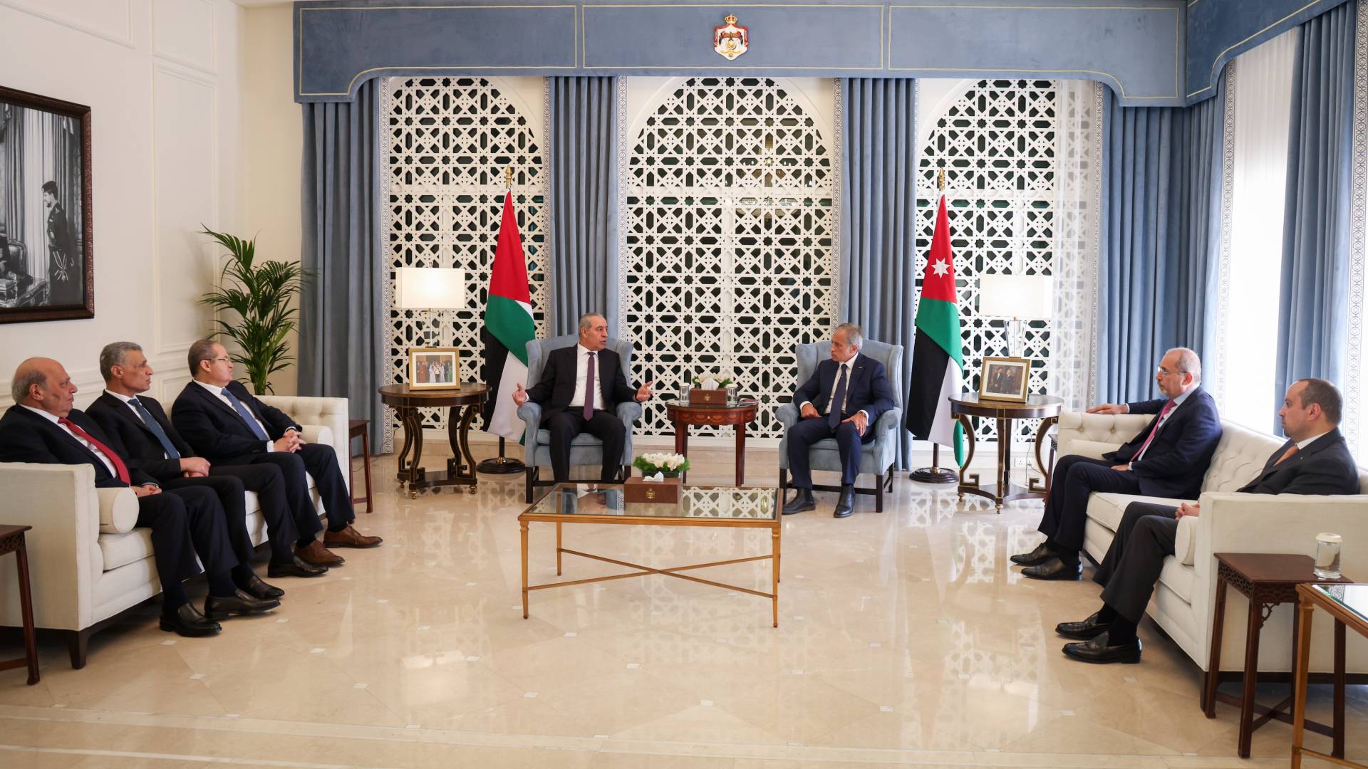 رئيس الوزراء الدكتور جعفر حسان يستقبل نائب الرئيس الفلسطيني حسين الشيخ