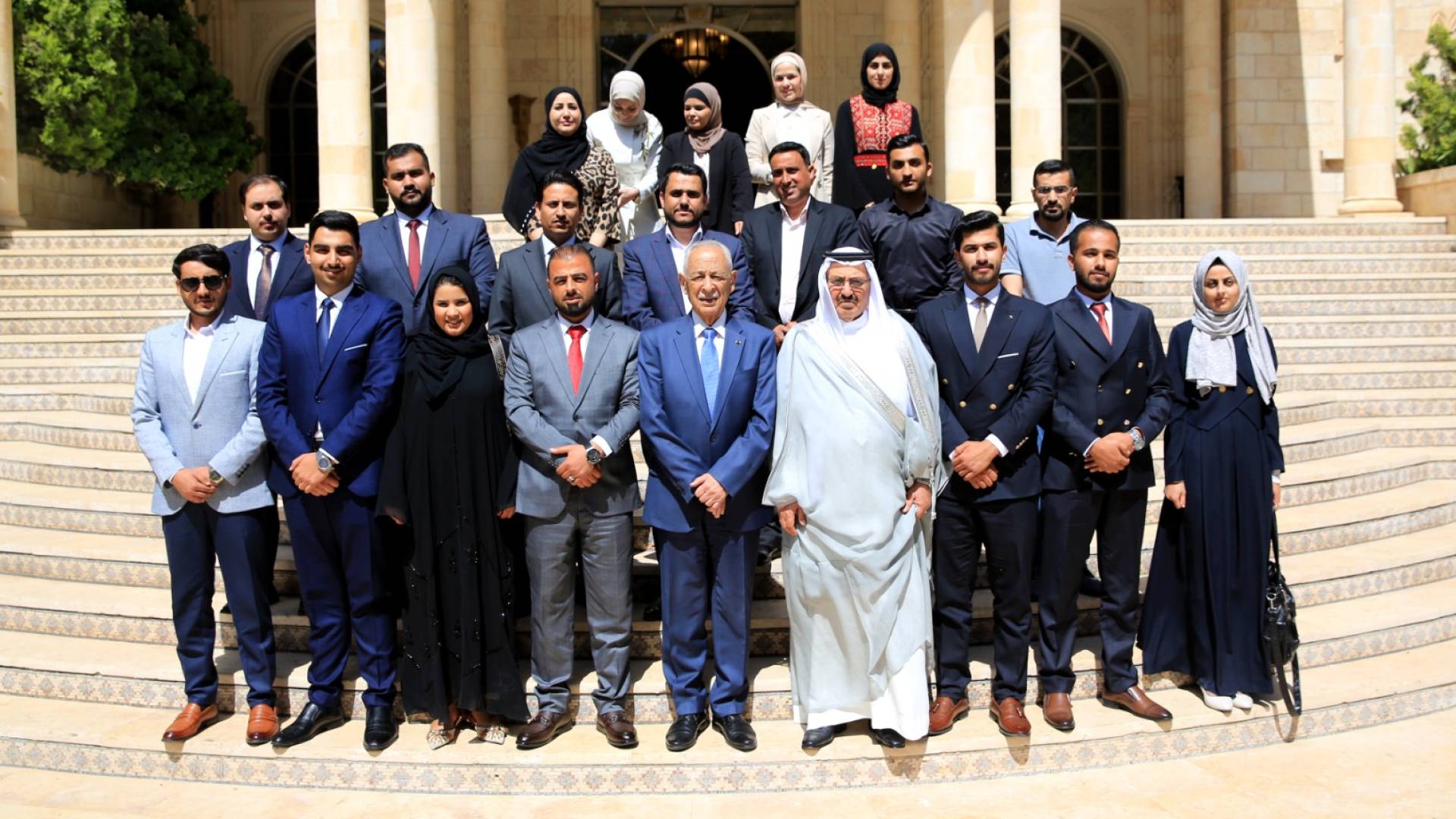 خلال لقائه في الديوان الملكي الهاشمي ناشطين من البادية الشمالية