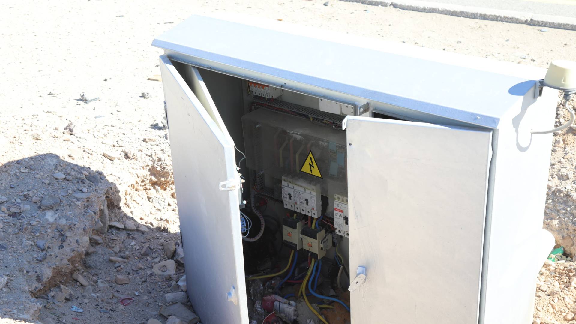 الاعتداء على محول كهرباء في الطريق العام