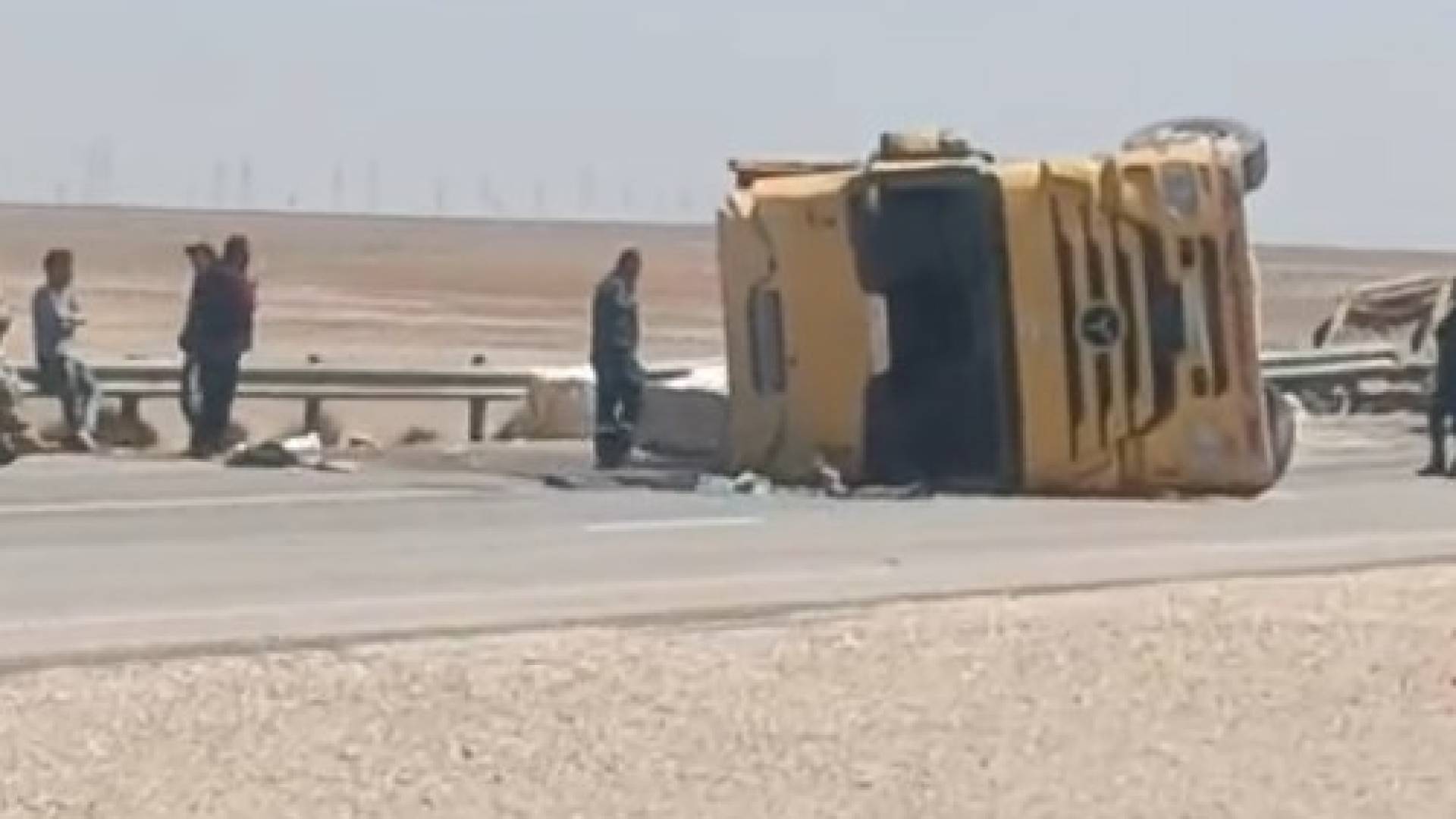 حادث انقلاب الشاحنة على الطريق الصحراوي