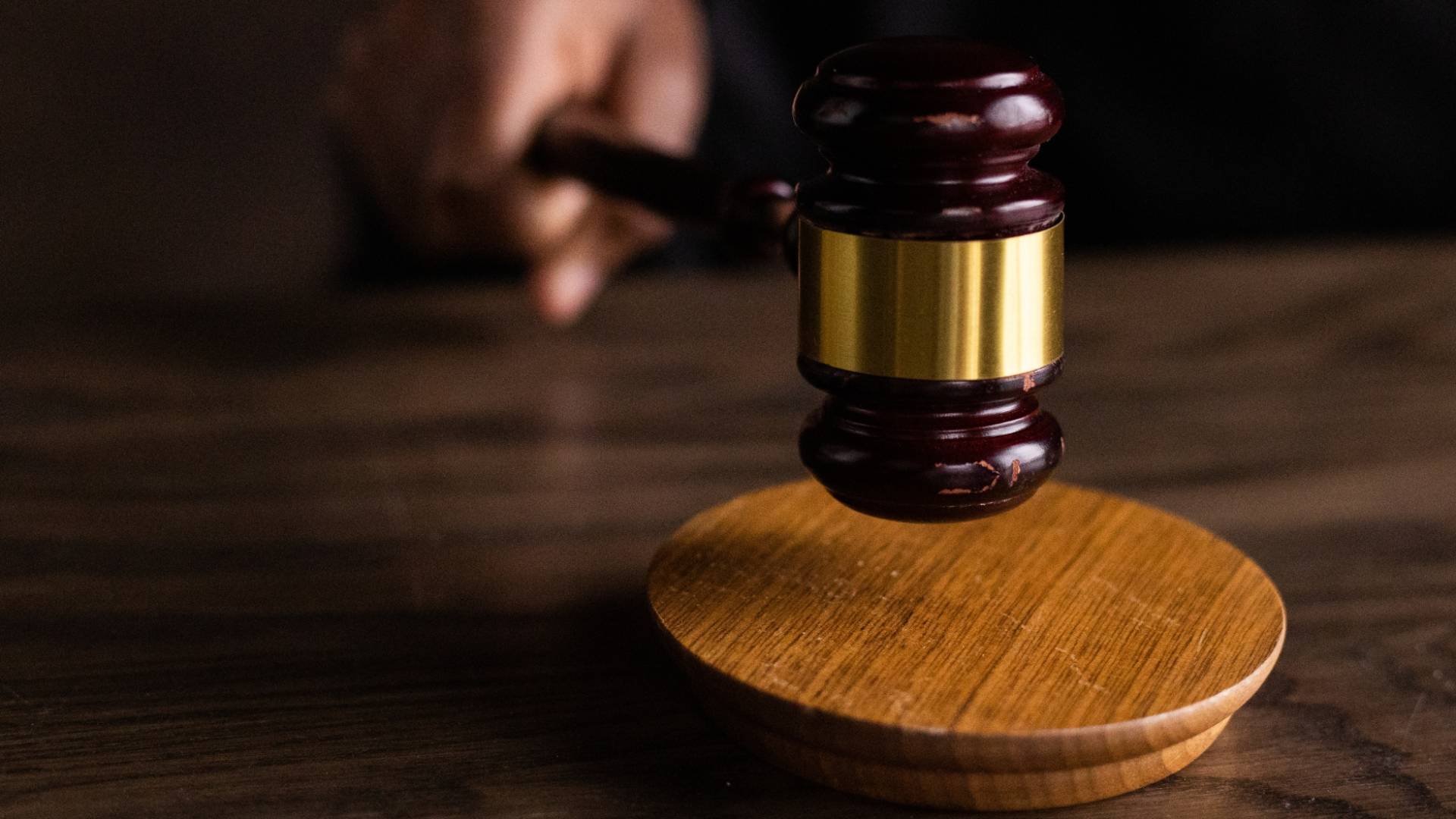 مطرقة قاض وسندان