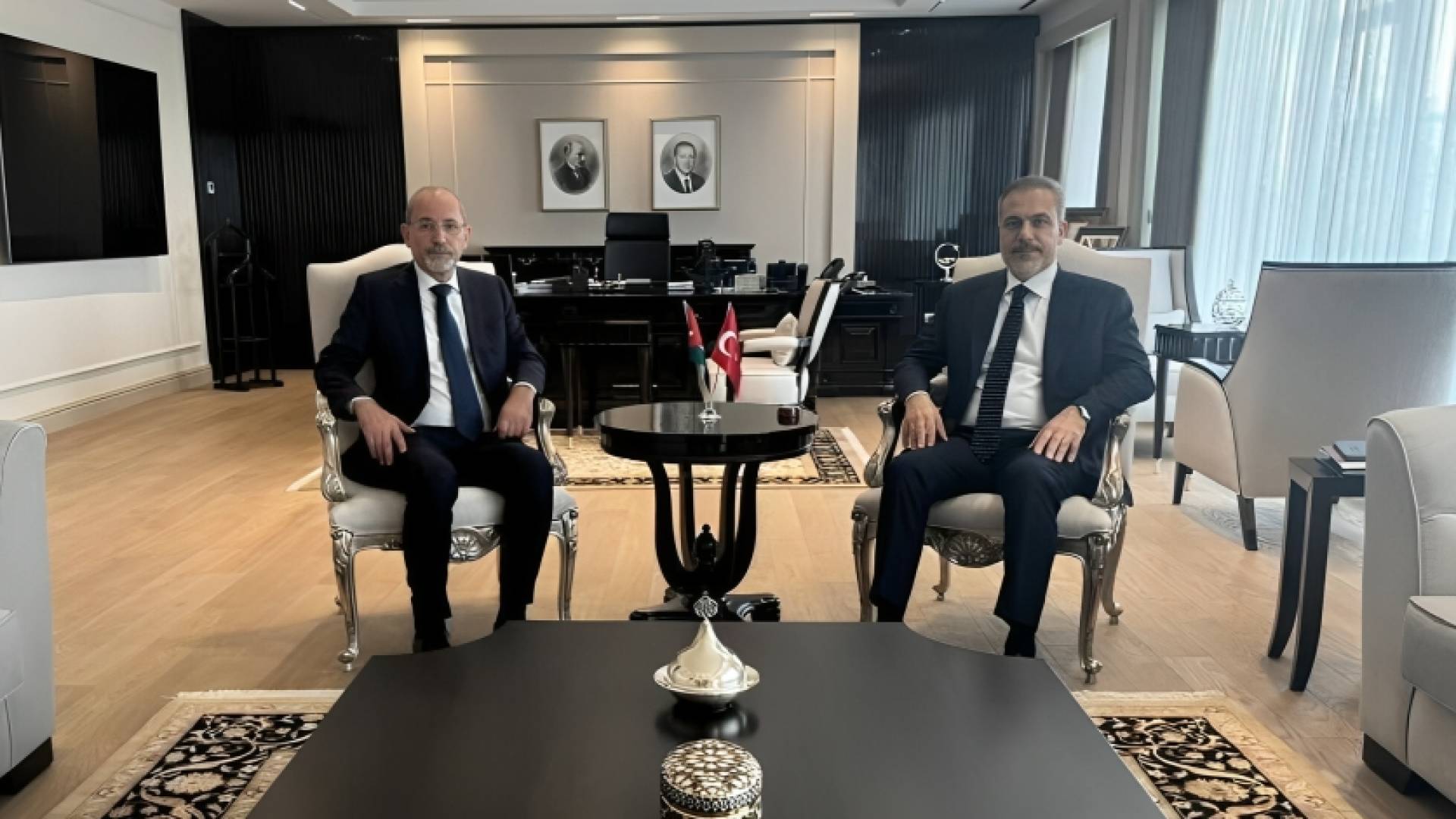 الصفدي يعقد محادثات ثنائية مع وزير الخارجية التركي هاكان فيدان في أنقرة