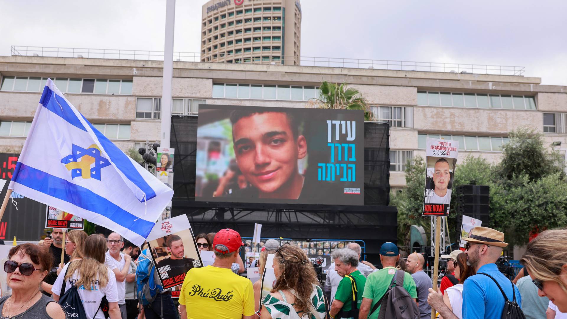 صورة للجندي عيدان ألكسندر خلال تظاهرة في تل أبيب