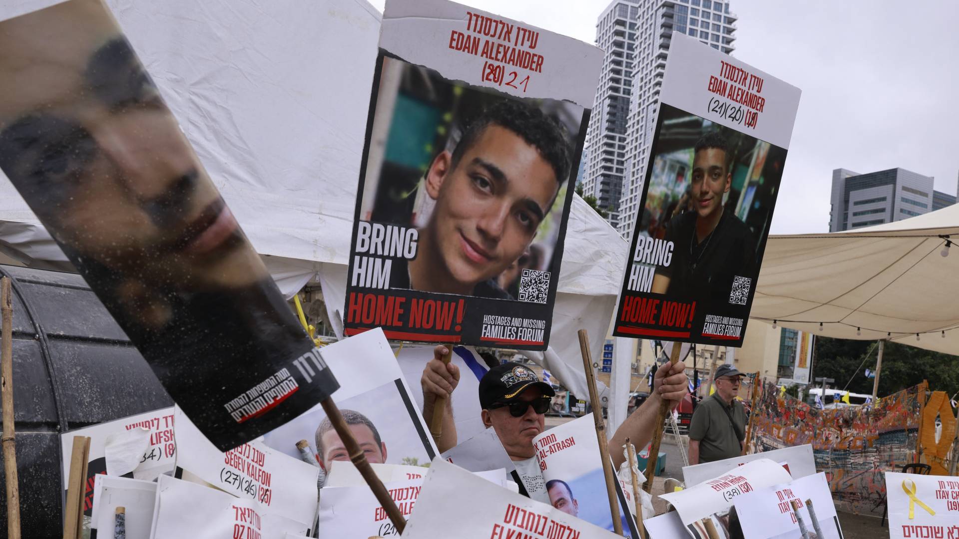 صورة للجندي عيدان ألكسندر خلال تظاهرة في تل أبيب