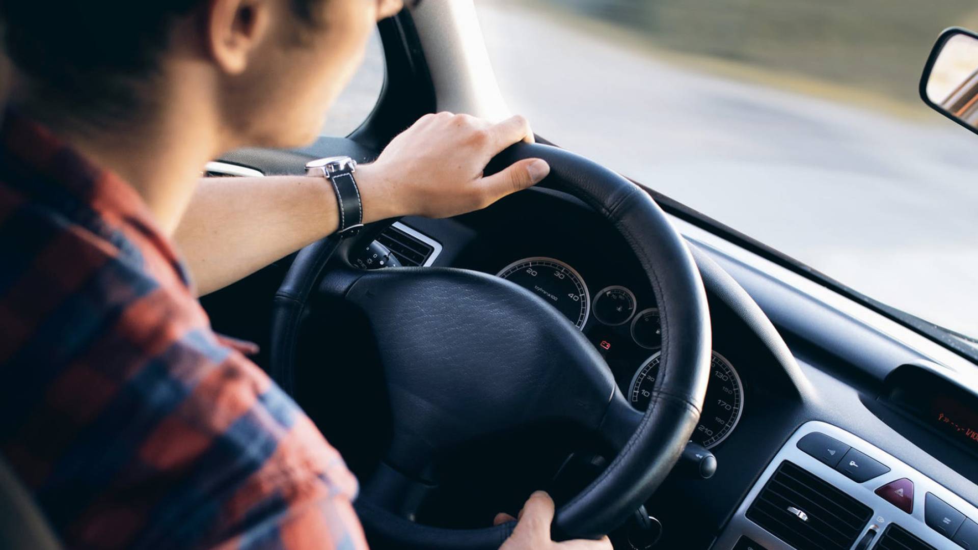 حادث خطير في المفرق بسبب قيادة حدث غير مرخص عكس السير