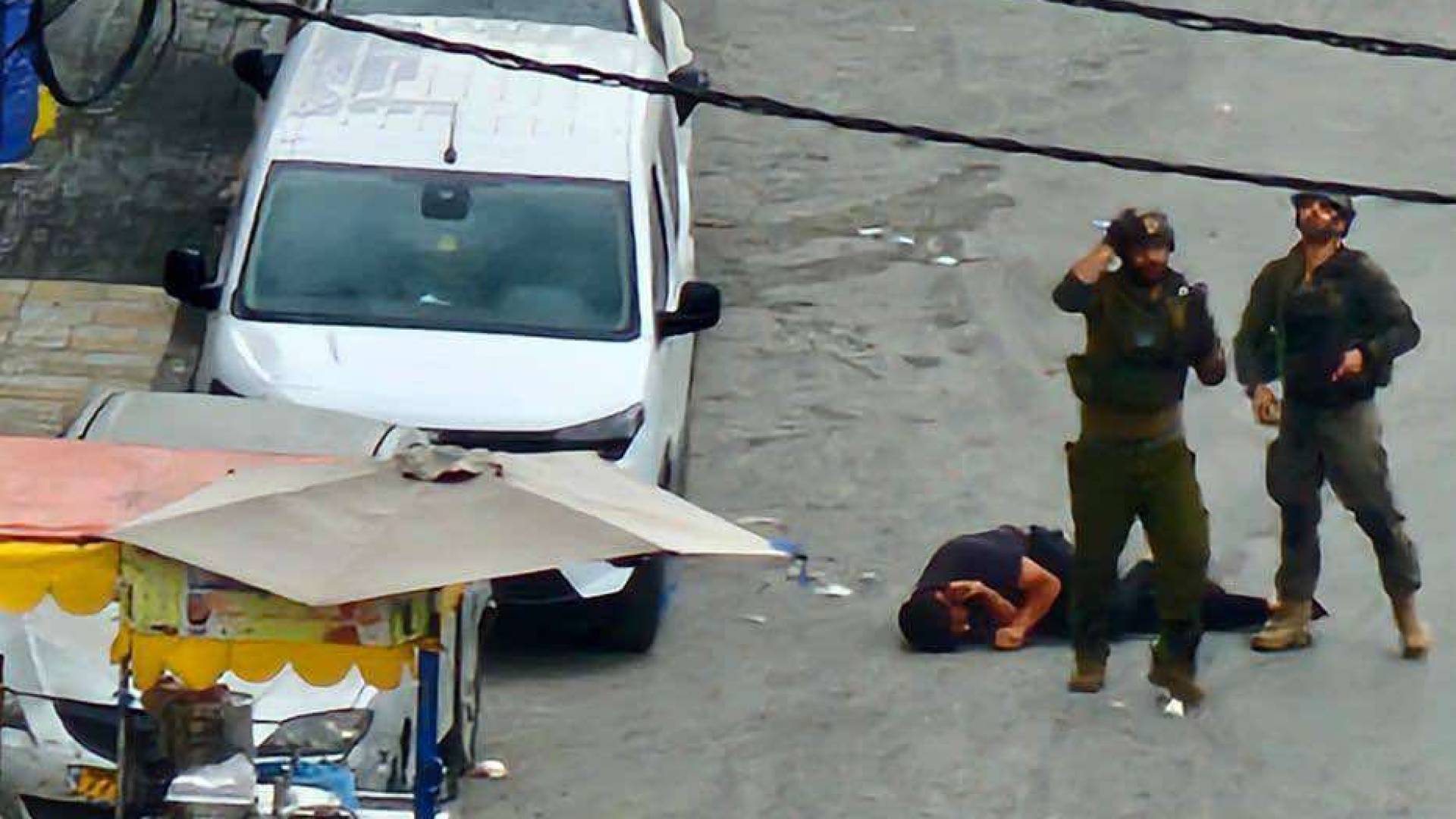 خلال اعتداء عناصر من جيش الاحتلال على الشاب المصاب