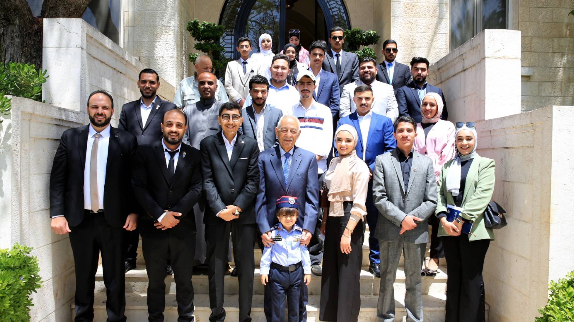 رئيس الديوان الملكي يلتقي فعاليات شبابية وثقافية