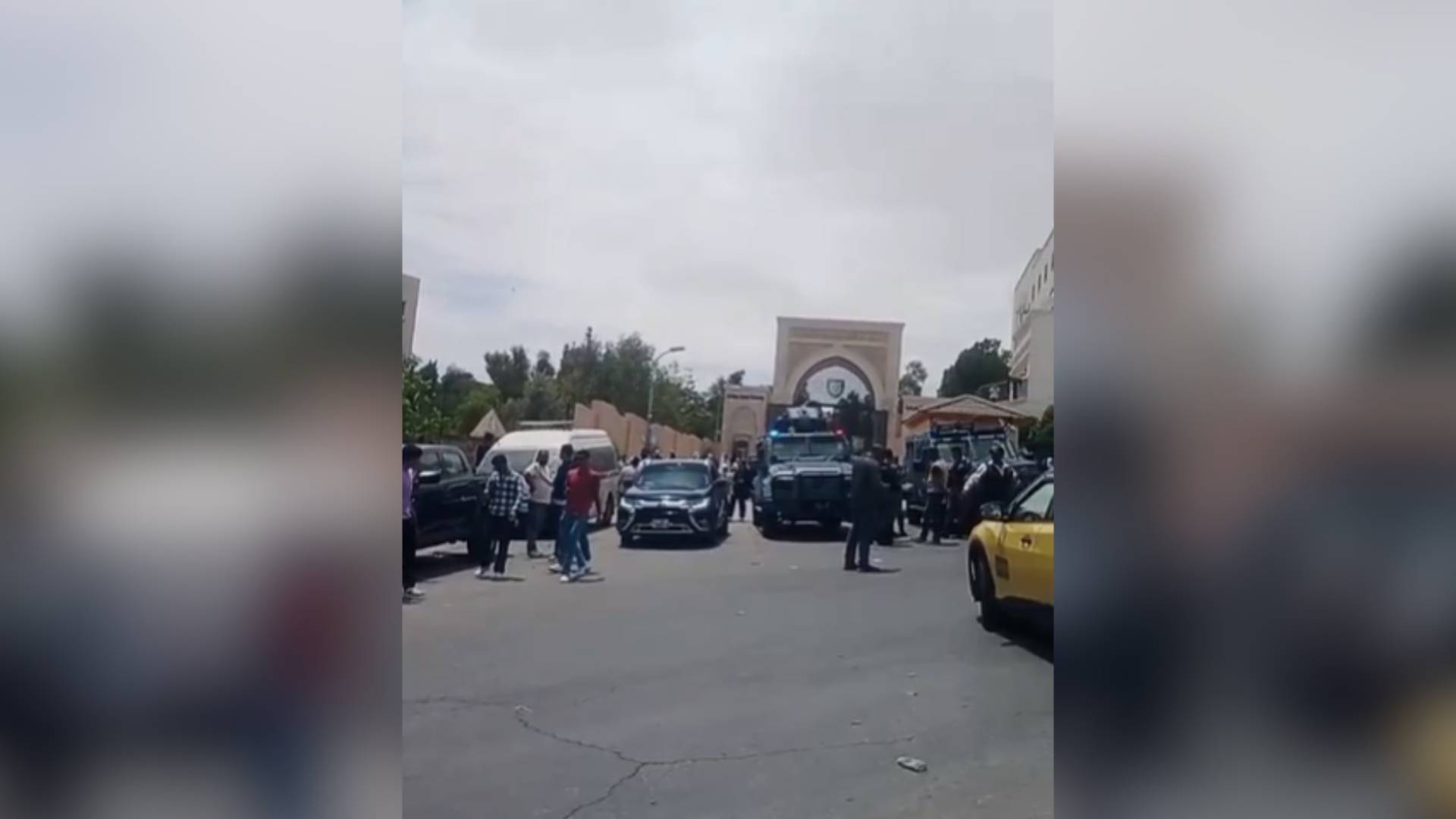 تواجد أمني أمام الجامعة