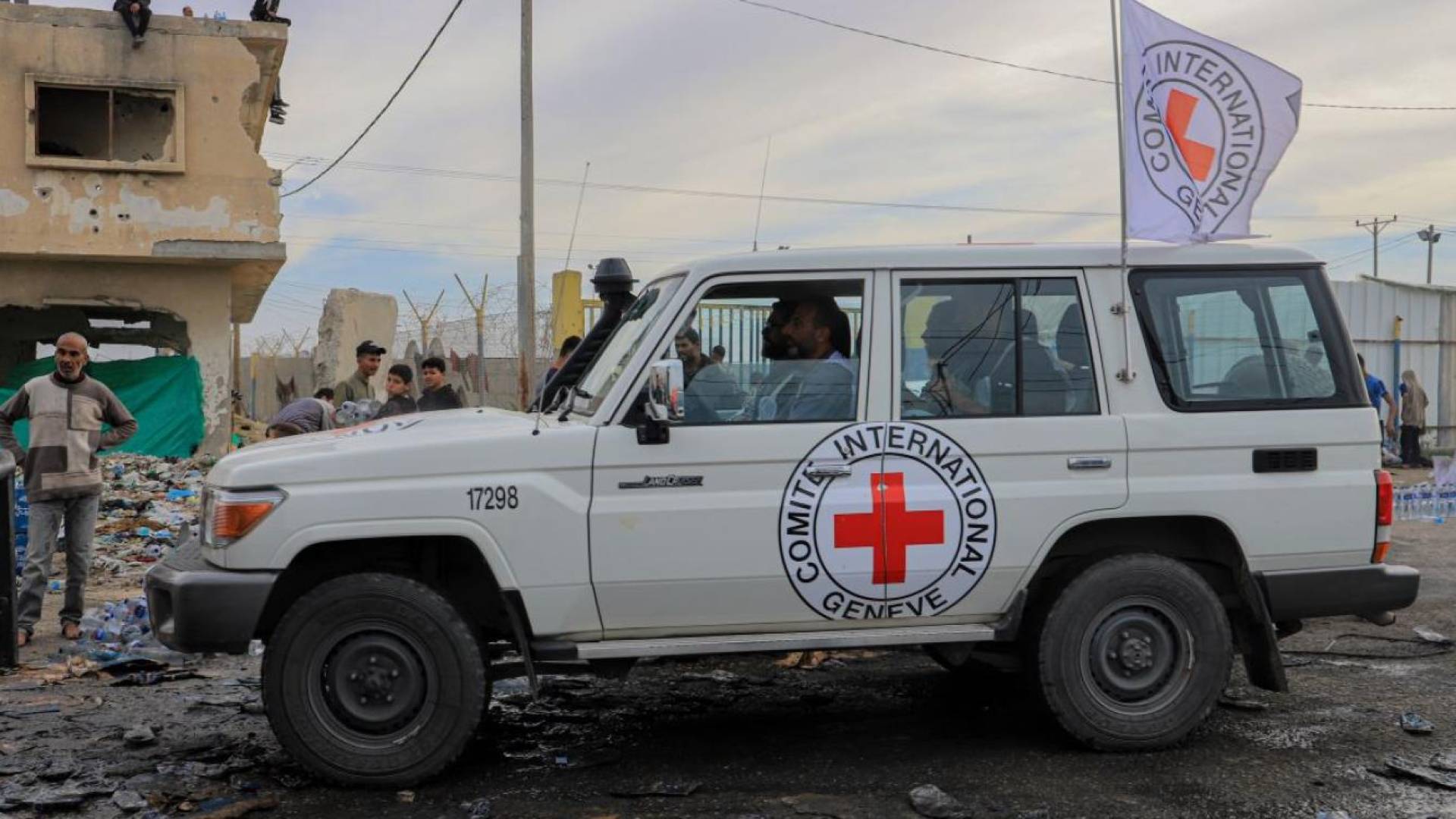 سيارة الصليب الأحمر خلال صفقة تبادل الأسرى
