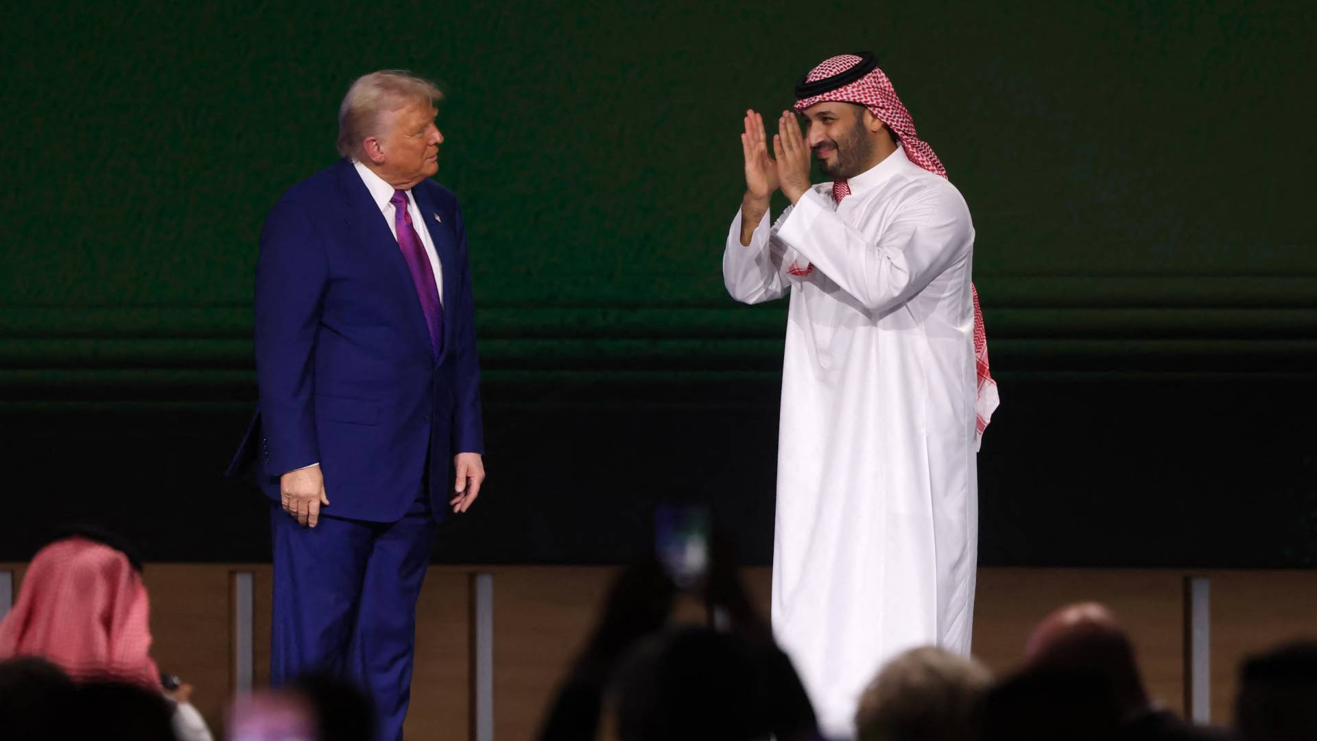 ولي العهد السعودي (يمينا)، والرئيس الأمريكي (يسارا)