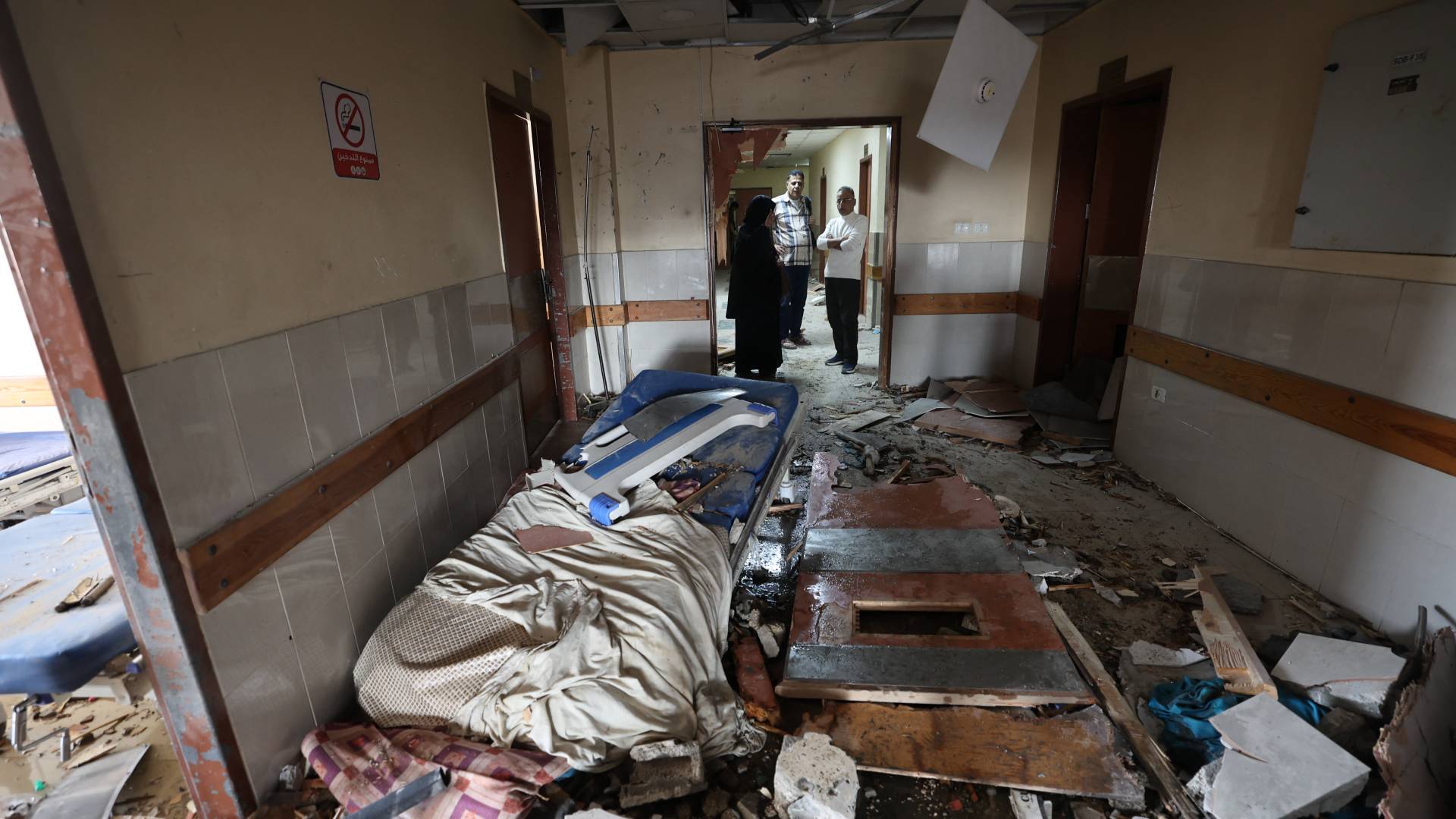 فلسطينيون يتفقدون الدمار داخل مستشفى ناصر في خان يونس جنوب قطاع غزة عقب غارة للاحتلال