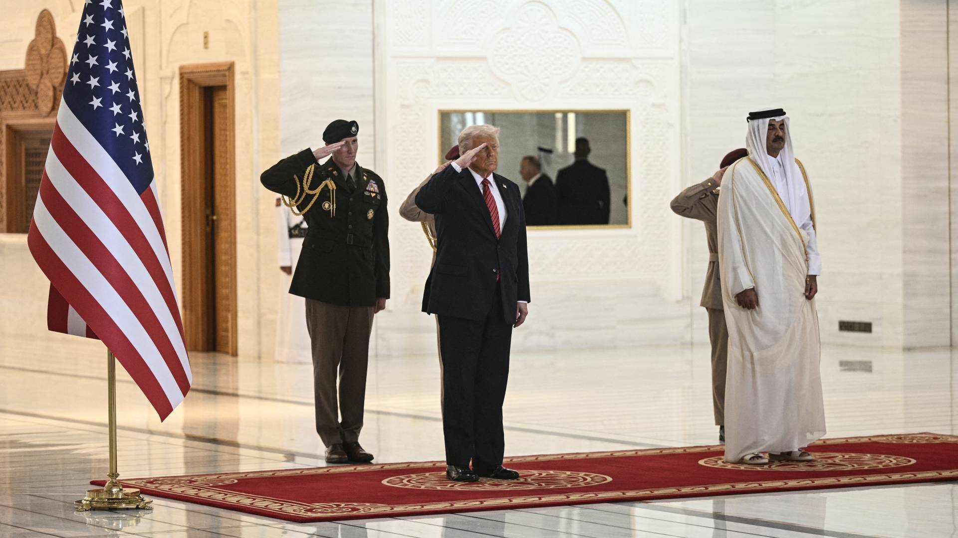 أمير قطر يستقبل الرئيس الأمريكي ترمب في الديوان الأميري