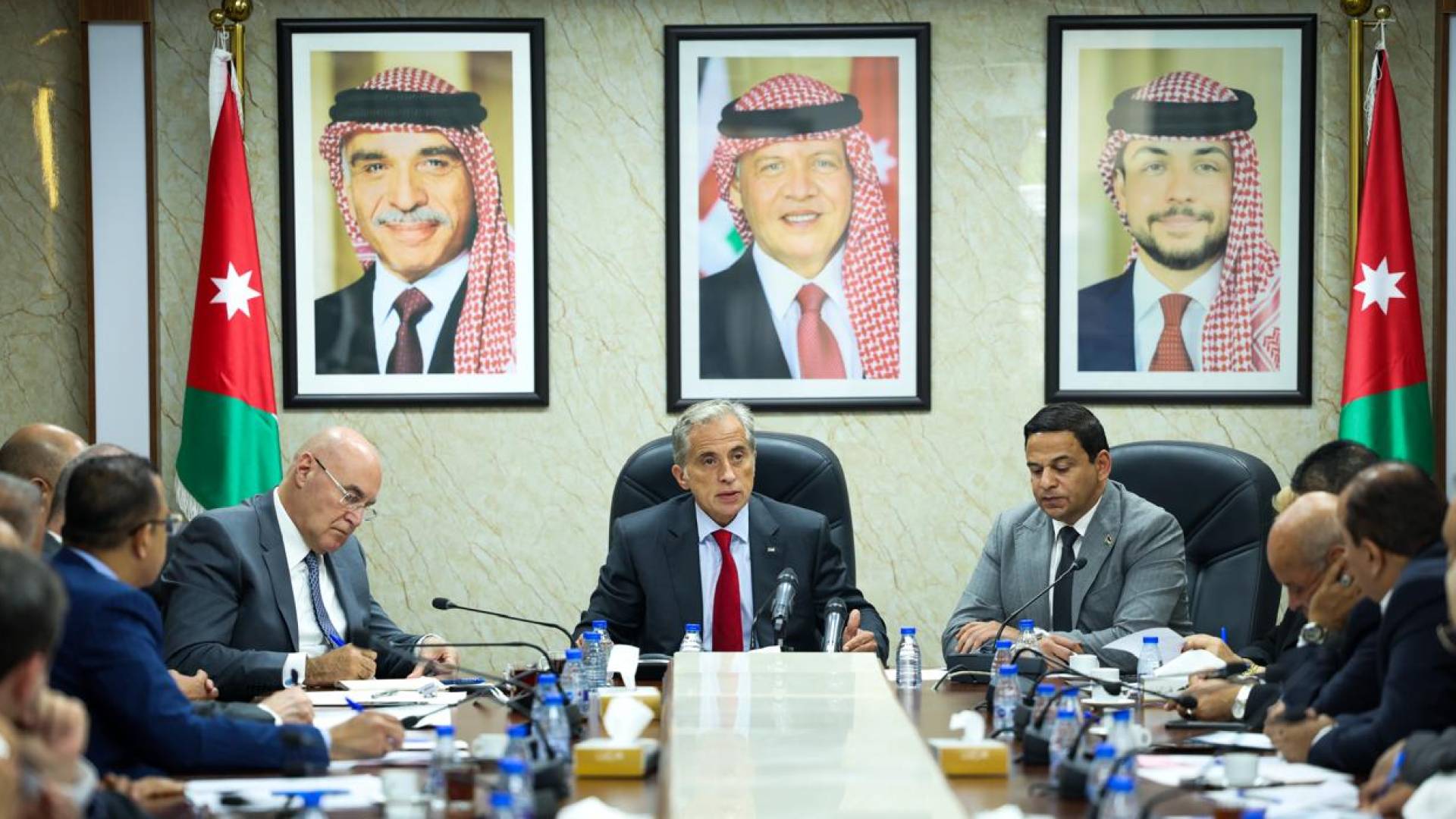 رئيس الوزراء خلال لقائه كتلة عزم النيابية