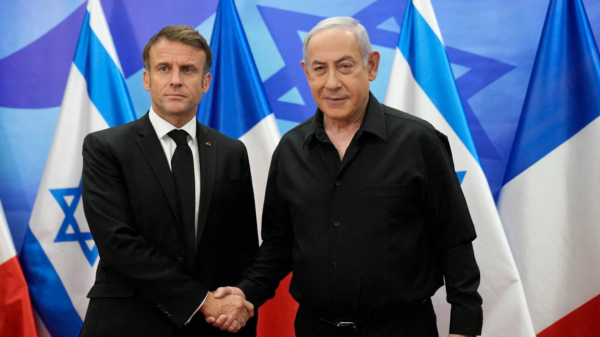 رئيس وزراء الاحتلال بنيامين نتنياهو (يمينا)، والرئيس الفرنسي إيمانويل (يسارا)