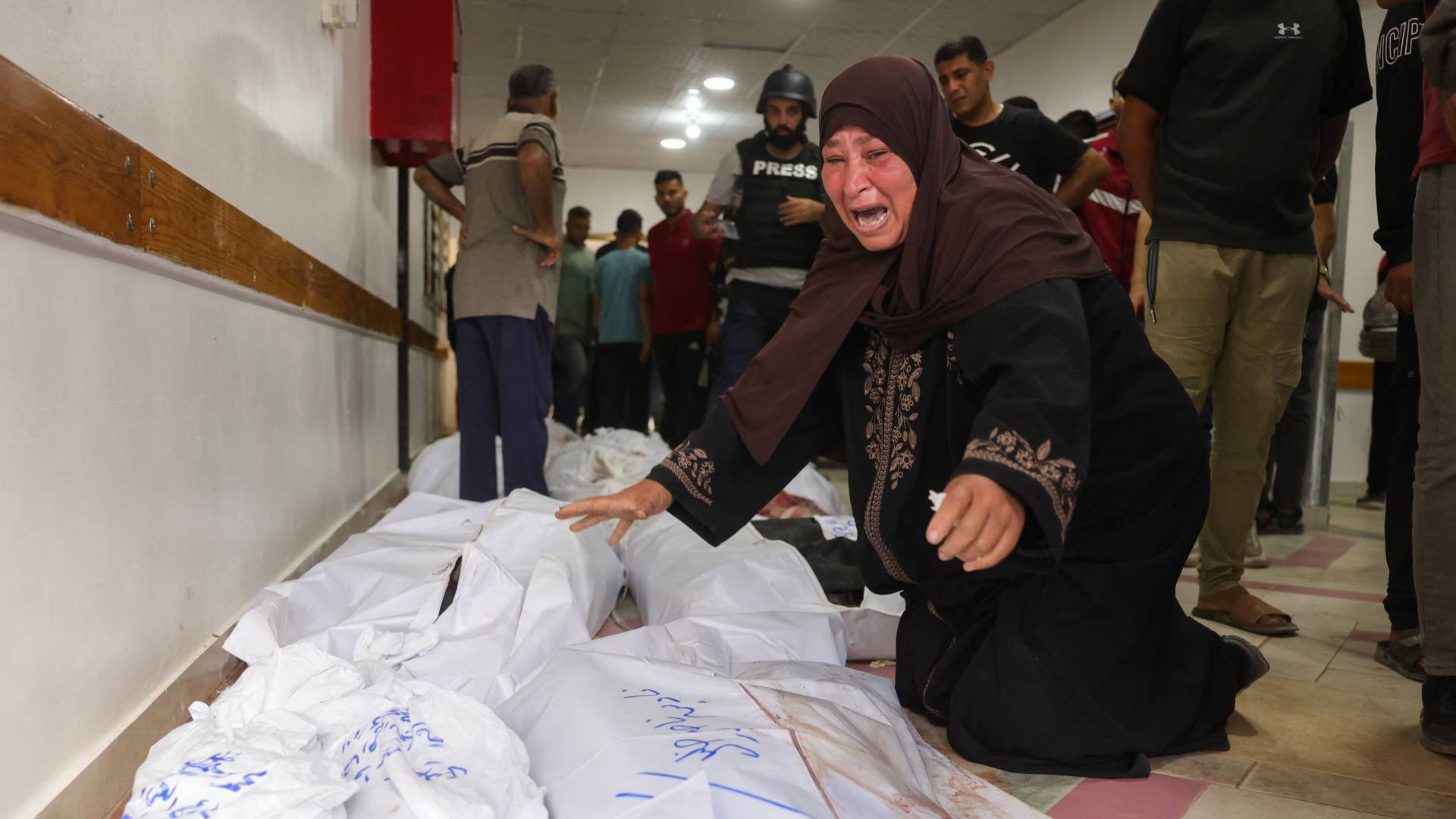 فلسطينية تبكي أحد أفراد عائلتها في غزة