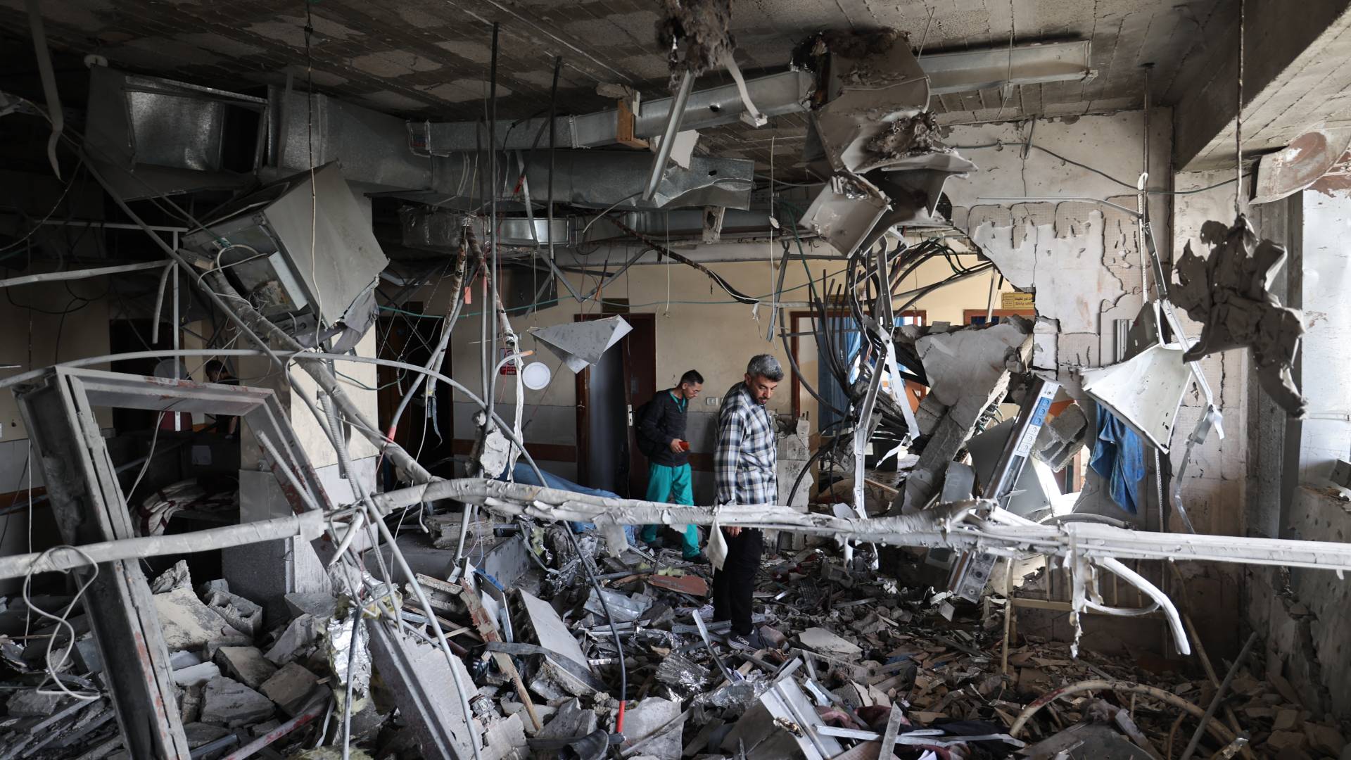 دمار بمستشفى في خان يونس جنوب قطاع غزة