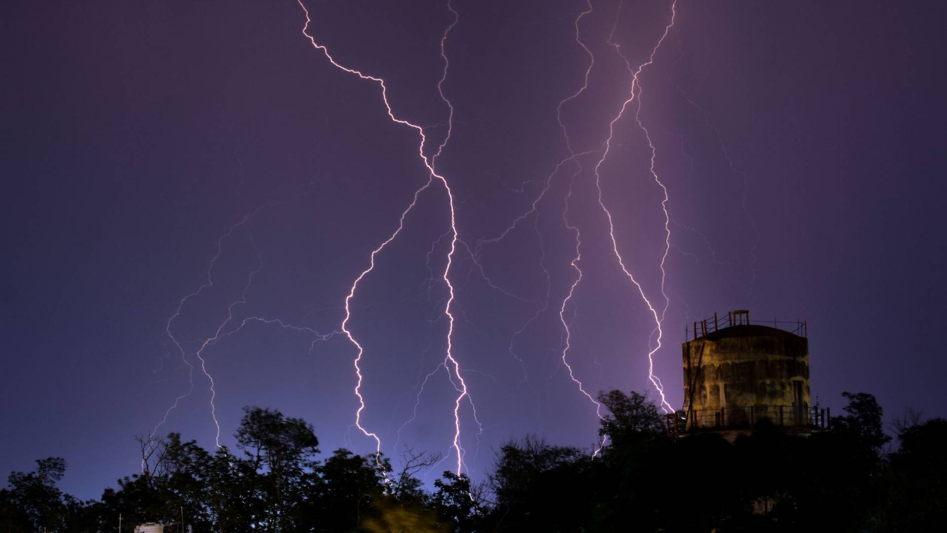 صورة تظهر صاعقة