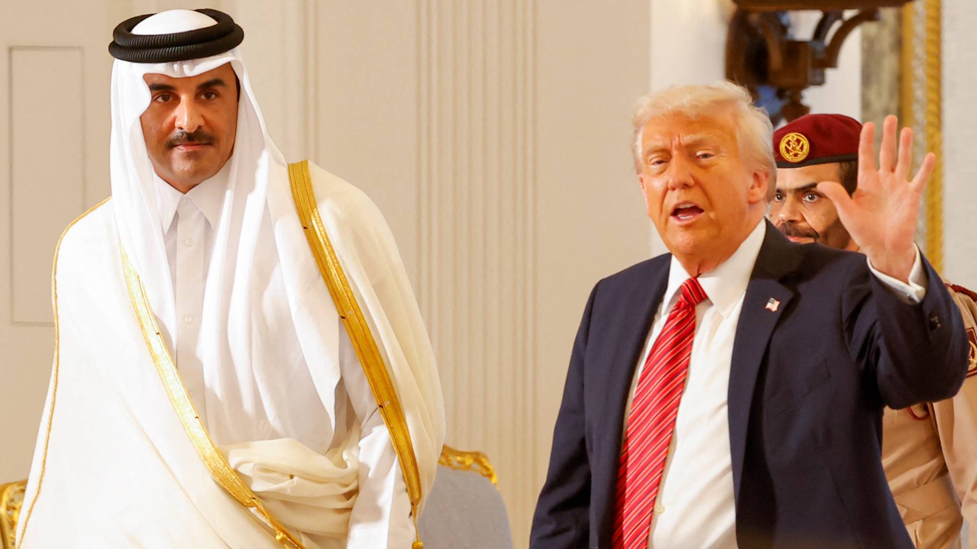 الرئيس الأمريكي دونالد  إلى جانب أمير قطر