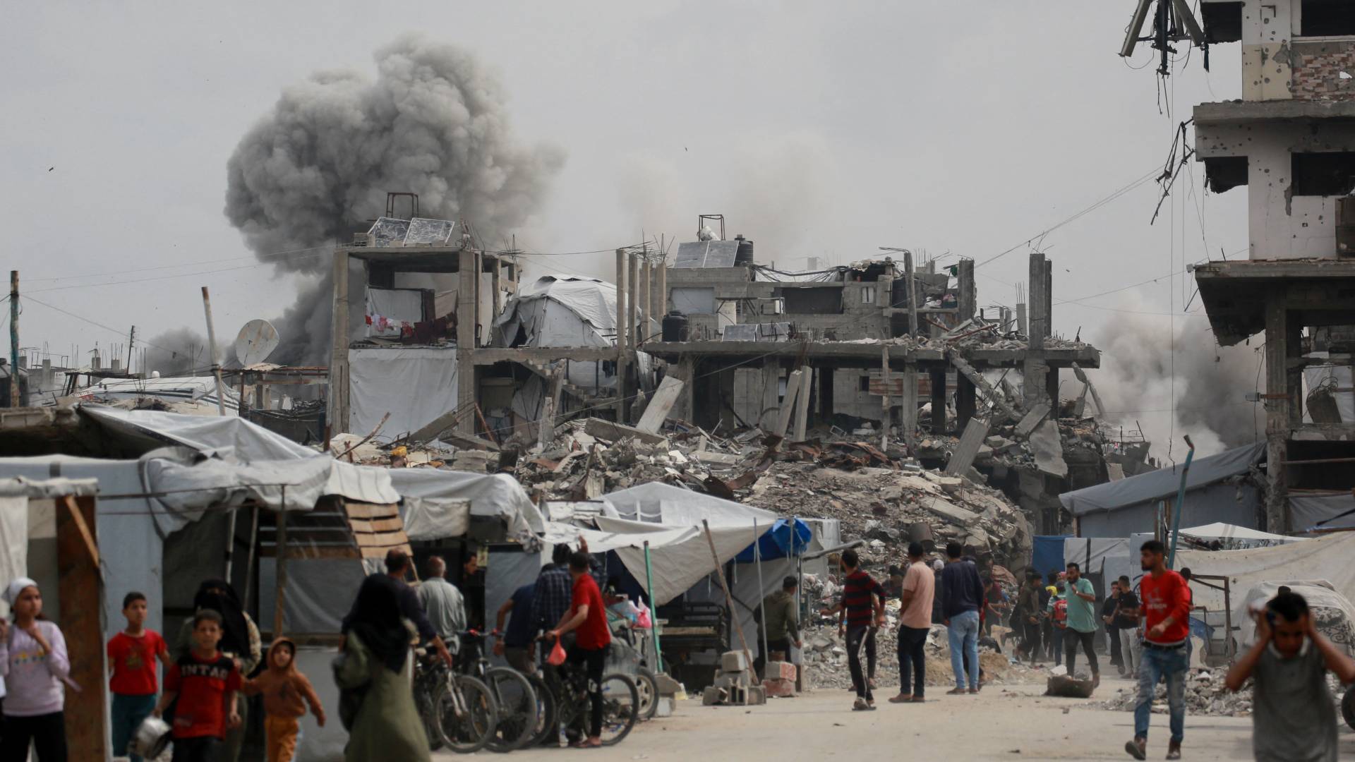 قصف بناية في قطاع غزة