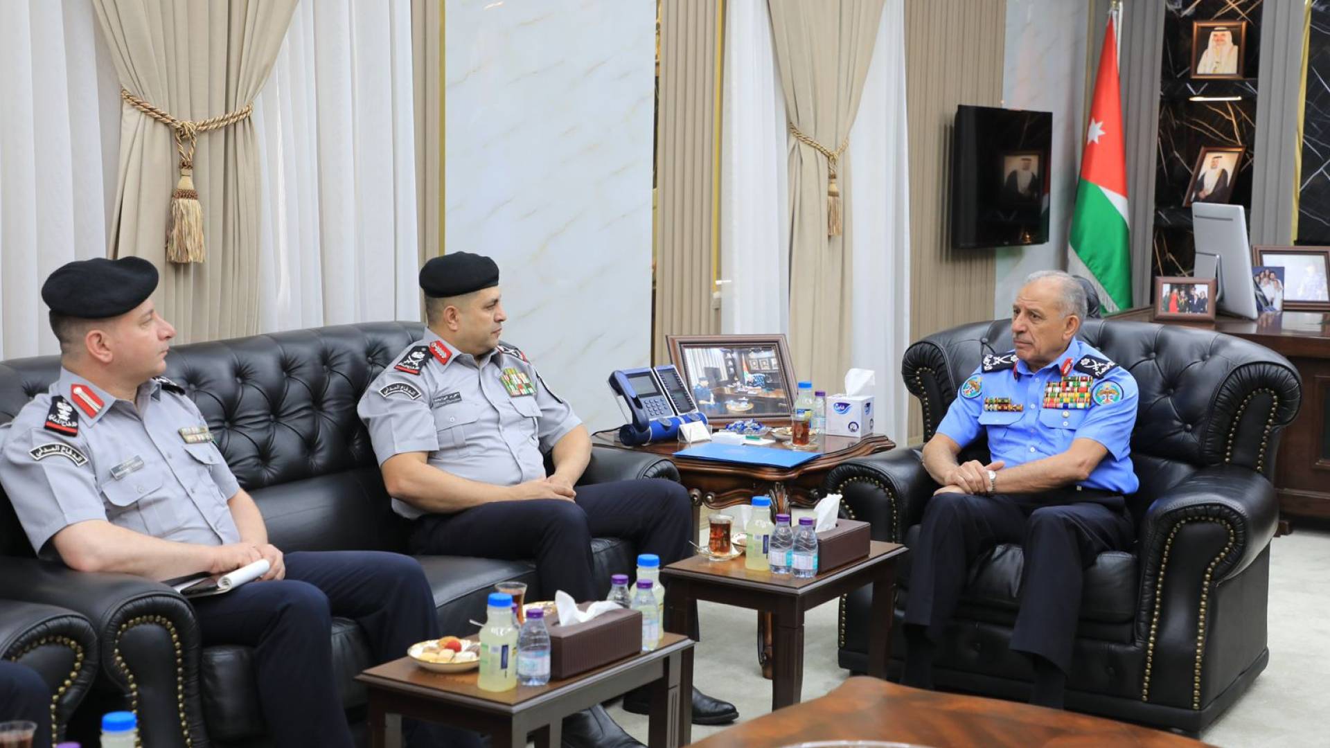 مدير الأمن العام اللواء عبيد الله المعايطة ومدير الدفاع المدني الفلسطيني