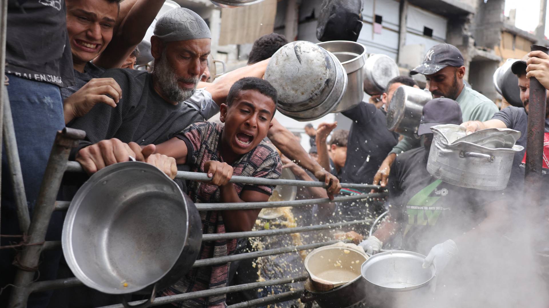 فلسطينيون في قطاع غزة يتوافدون للحصول على القليل من الطعام