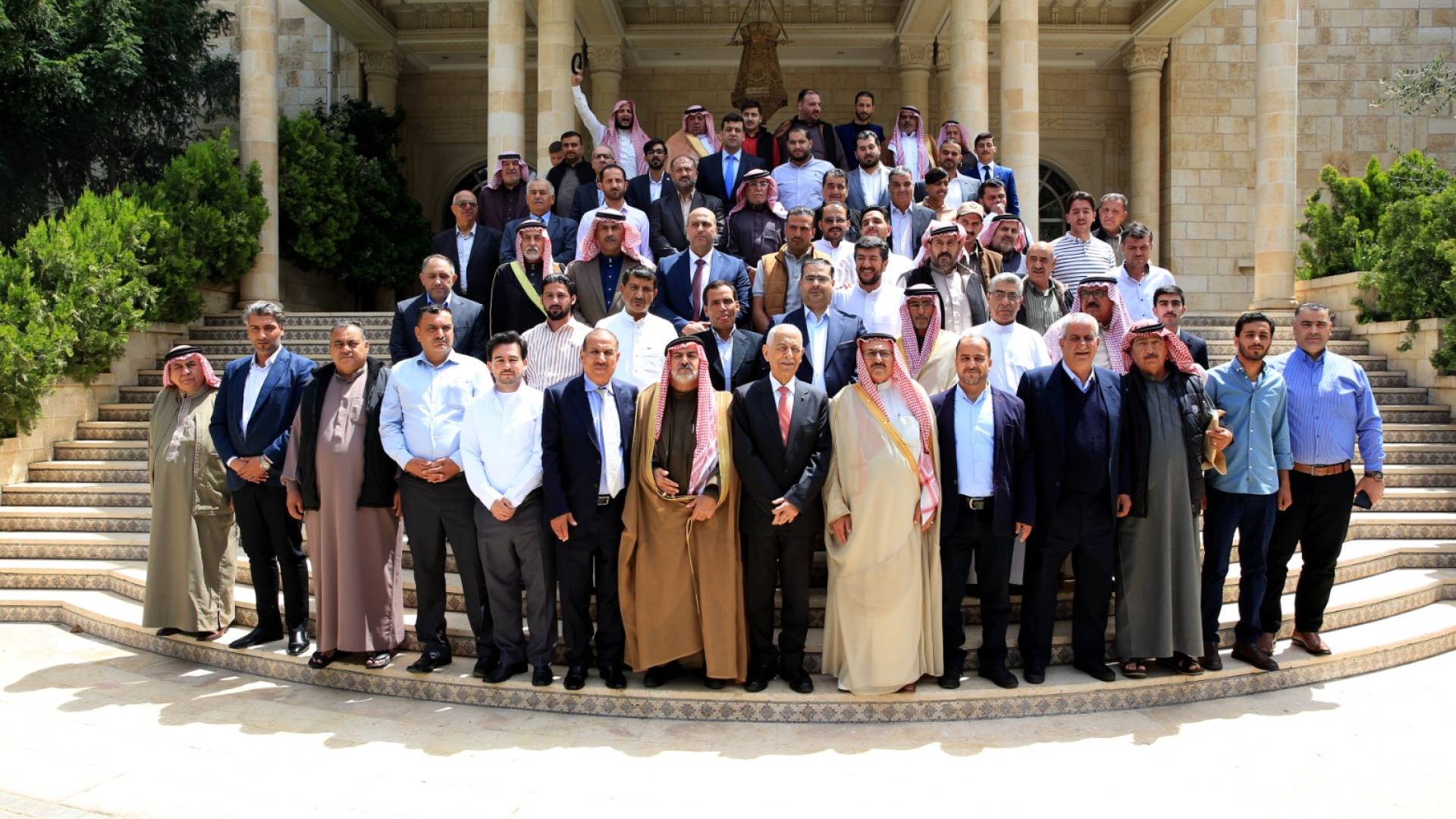 رئيس الدويان الملكي خلال استقباله مئات من أبناء وبنات الوطن