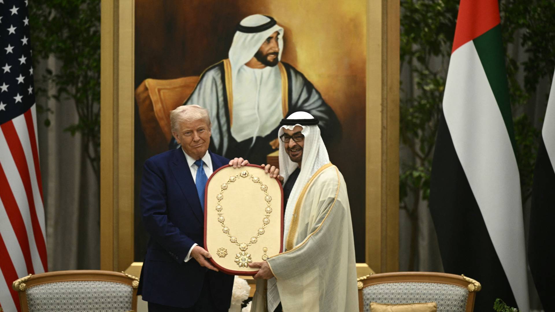 الرئيس الأمريكي دونالد ترامب (يسار) يتسلم وسام زايد، أعلى وسام مدني في دولة الإمارات العربية المتحدة