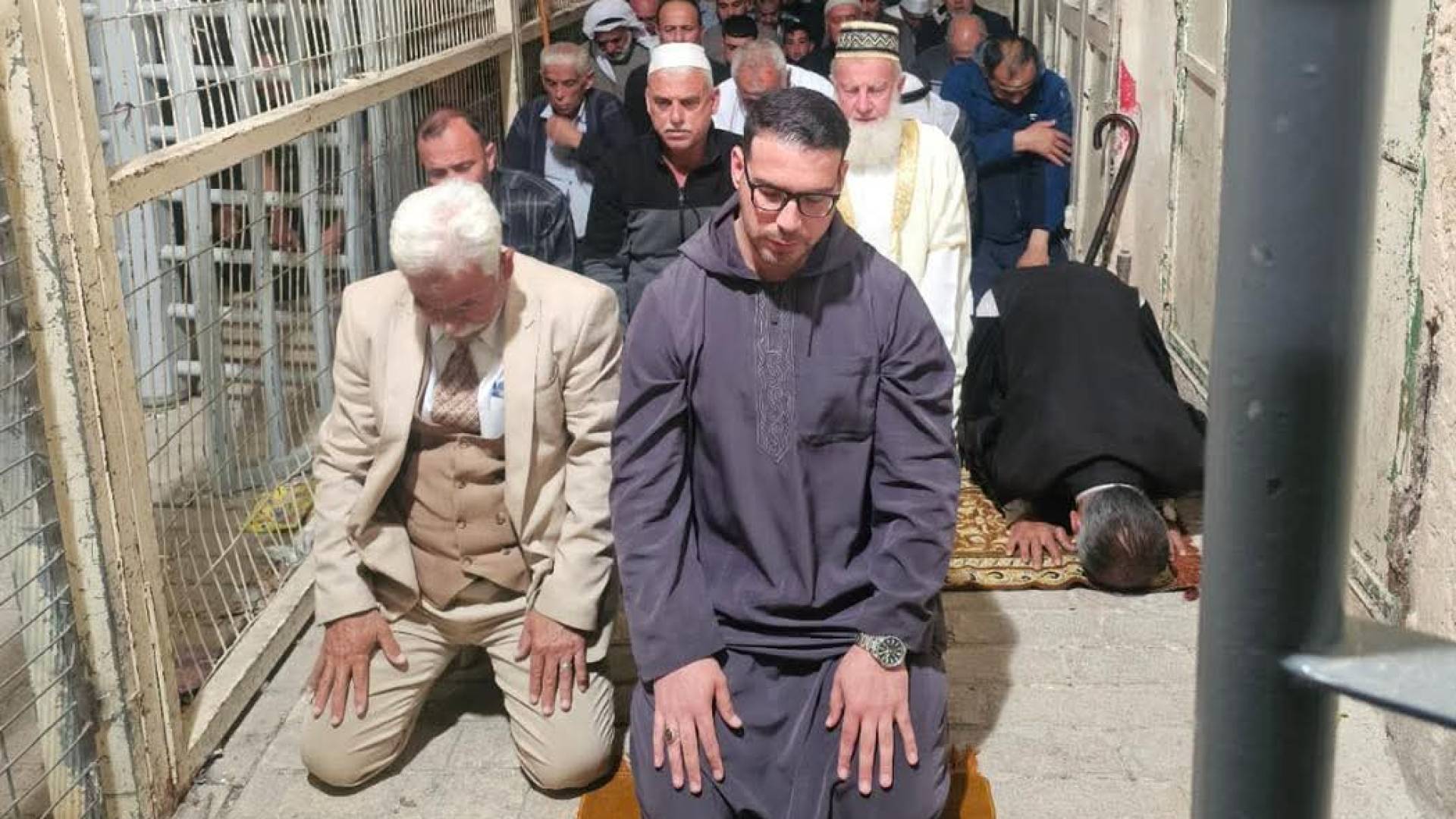 سابقة خطيرة.. الاحتلال يمنع إقامة صلاة الفجر بالحرم الإبراهيمي في الخليل