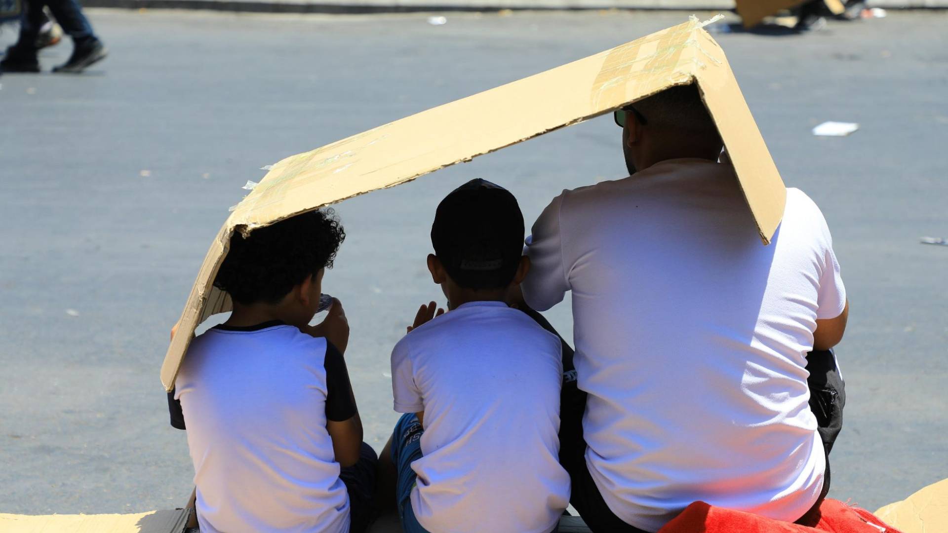 أب وطفليه تحت أشعة الشمس في عمان "أرشيفية"