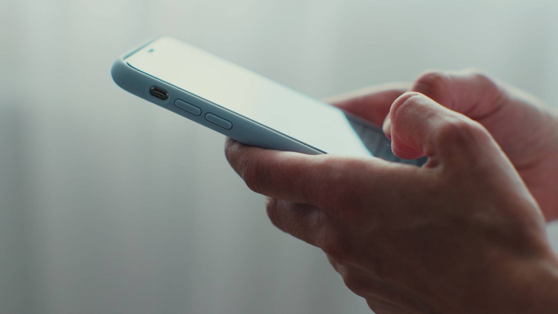 صورة تظهر تلقي رسائل نصية