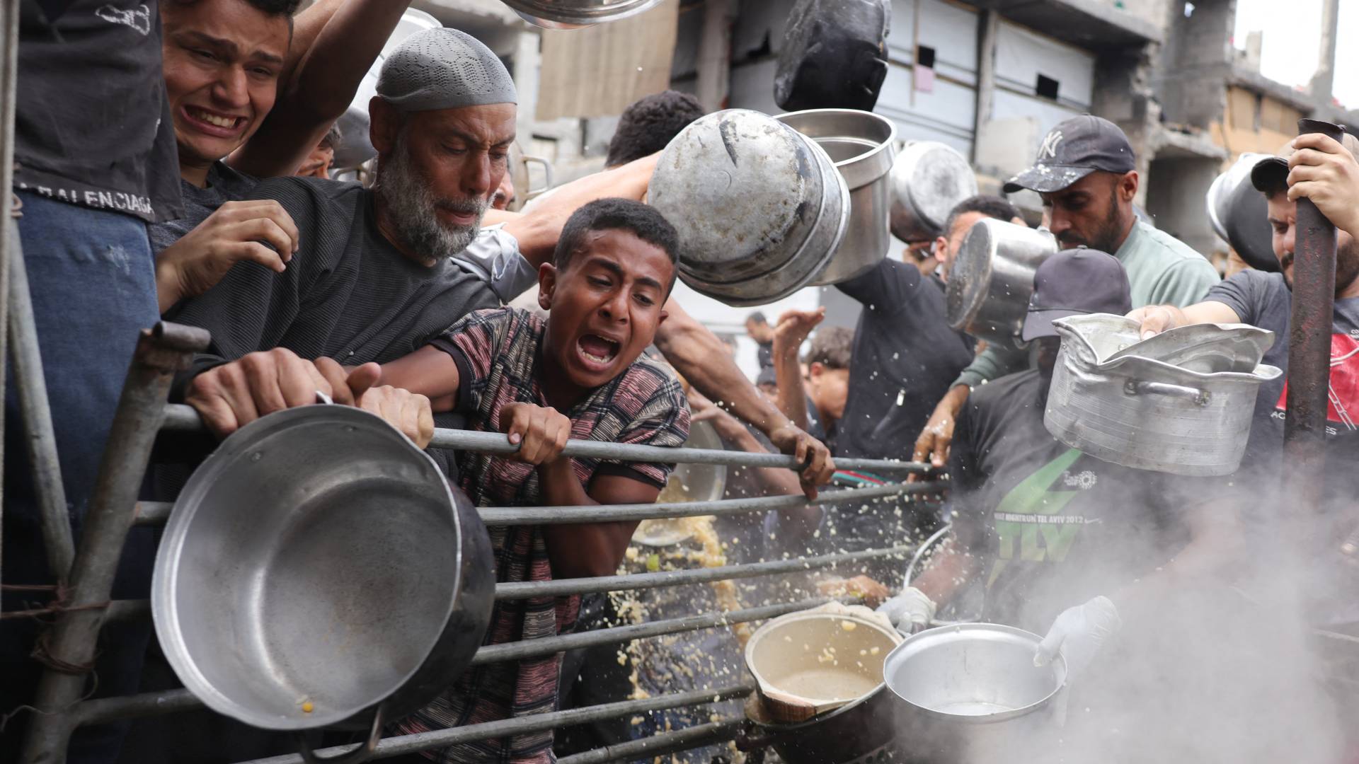 مركز توزيع أغذية مكتظ في بيت لاهيا شمالي غزة