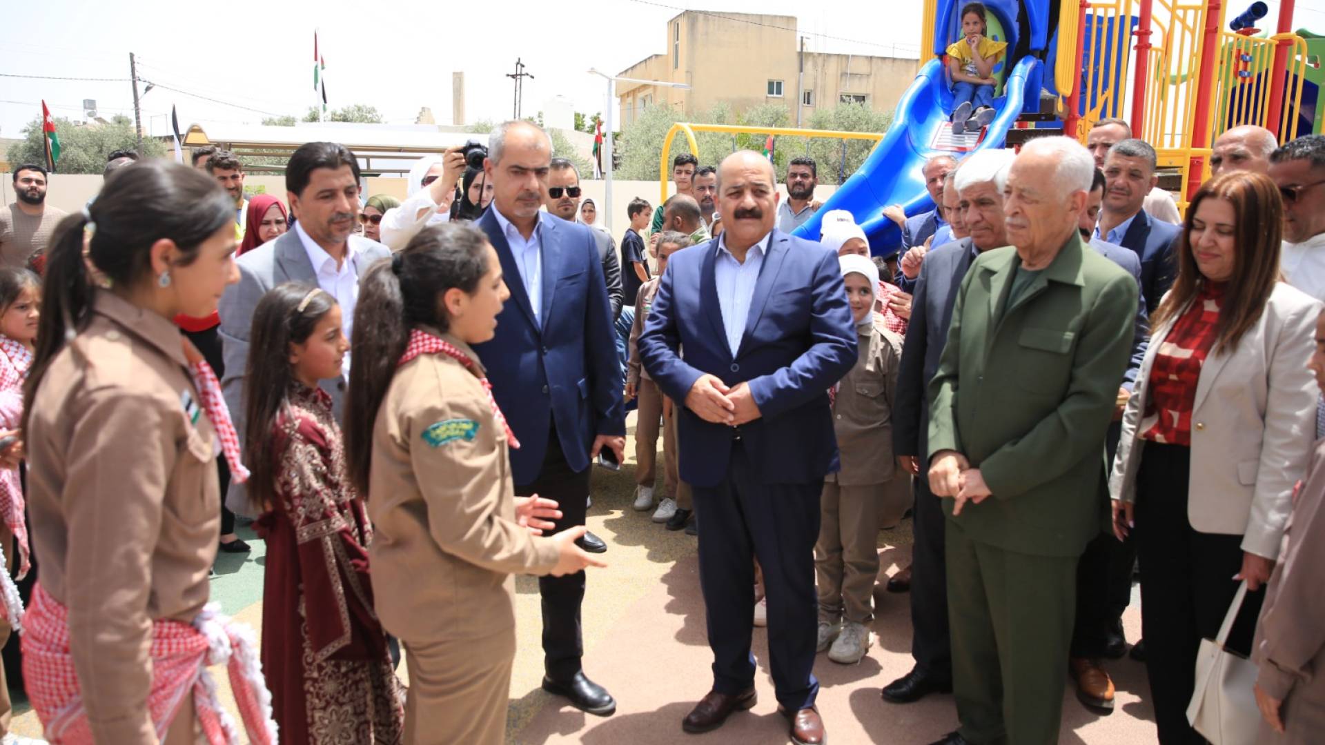 رئيس الديوان الملكي يفتتح ويتفقد مشاريع مبادرات ملكية تنموية وخدمية في محافظة إربد - صور