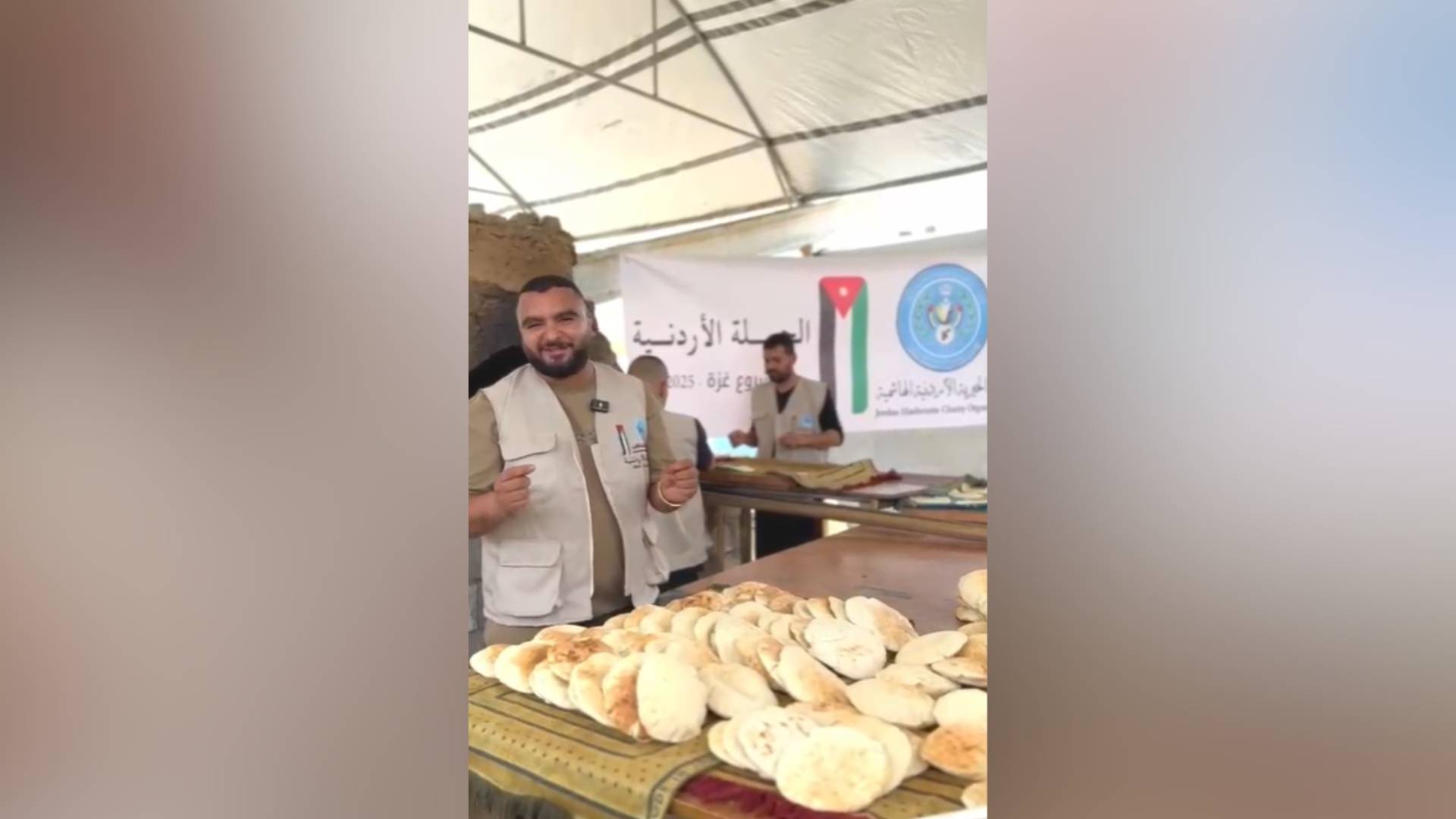 الهيئة الخيرية توزع الخبز على "أسود الميدان" من الصحفيين في قطاع غزة