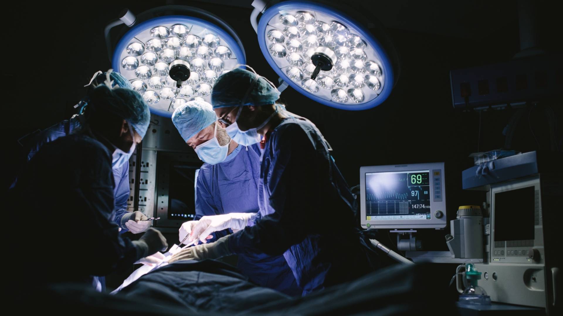 "صالونات تشويه".. "رؤيا" تتبع إجراء عمليات تجميل على يد غير مختصين بالأردن تخرق القوانين وتهدد السلامة.. فيديو