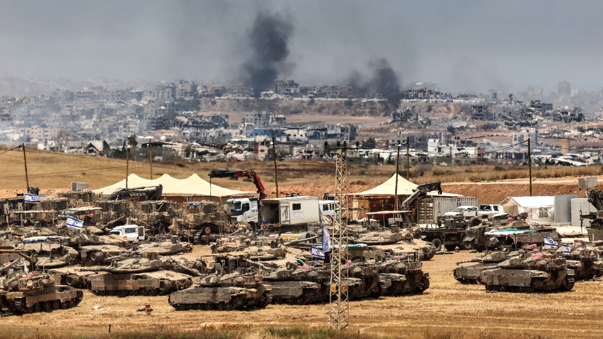 انتشار دبابات الاحتلال قرب الحدود مع القطاع ودخان يتصاعد من غزة