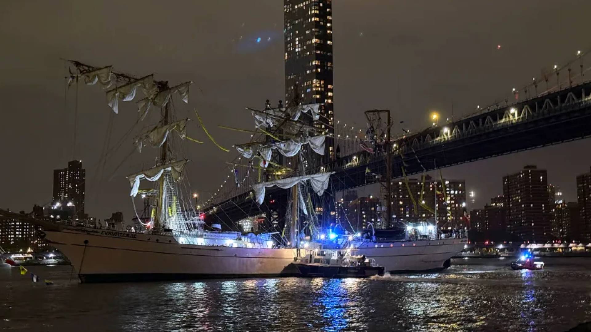 حادث اصطدام سفينة مكسيكية بجسر بروكلين