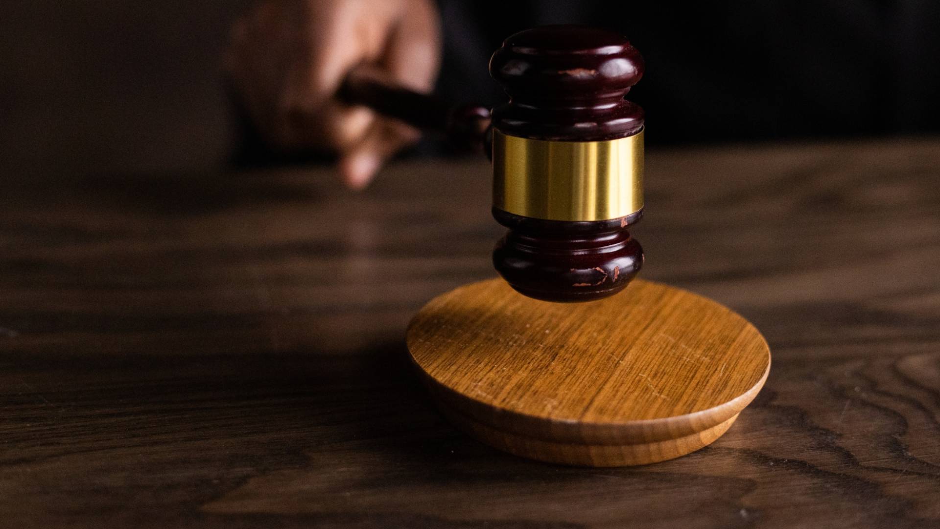 مطرقة قاض وسندان "تعبيرية"