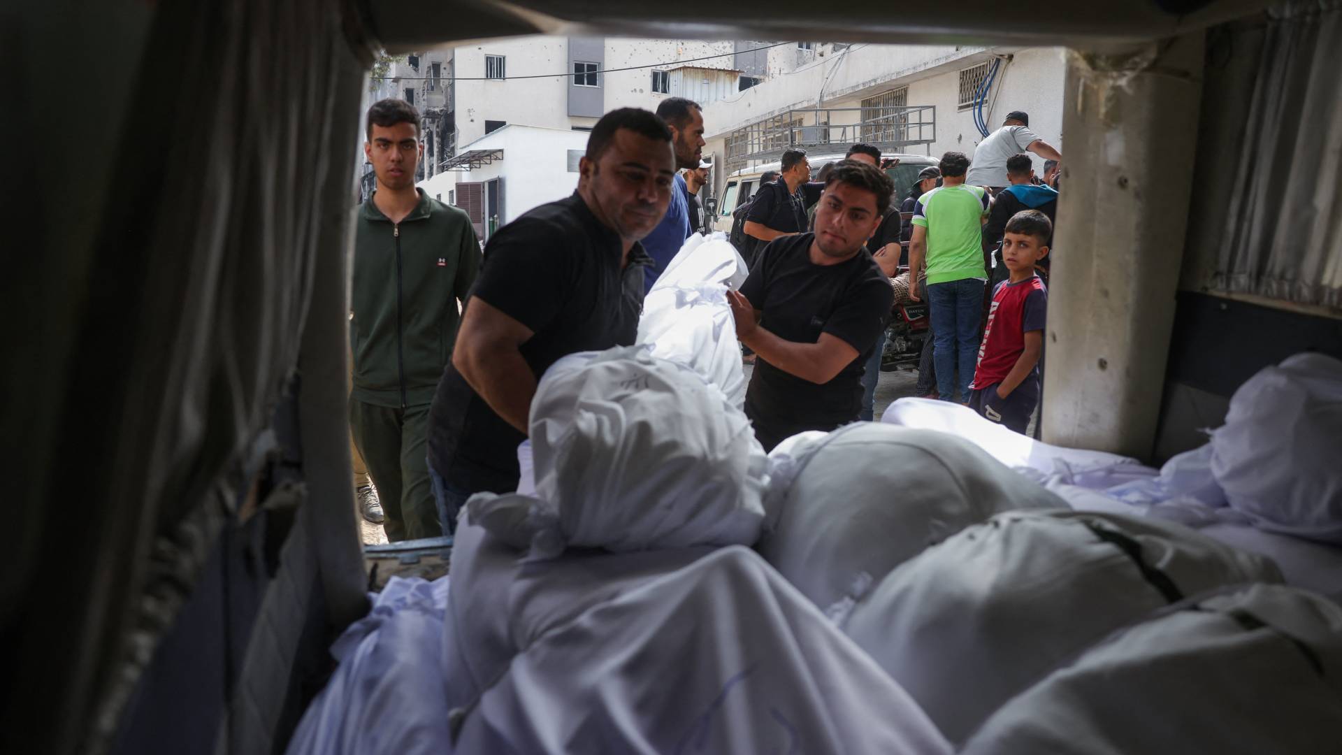 نقل جثامين الشهداء في غزة