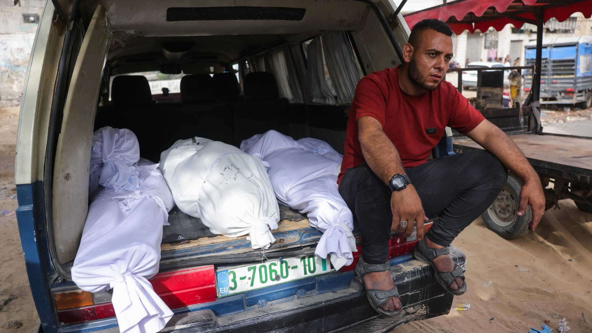 نقل جثامين شهداء في غزة