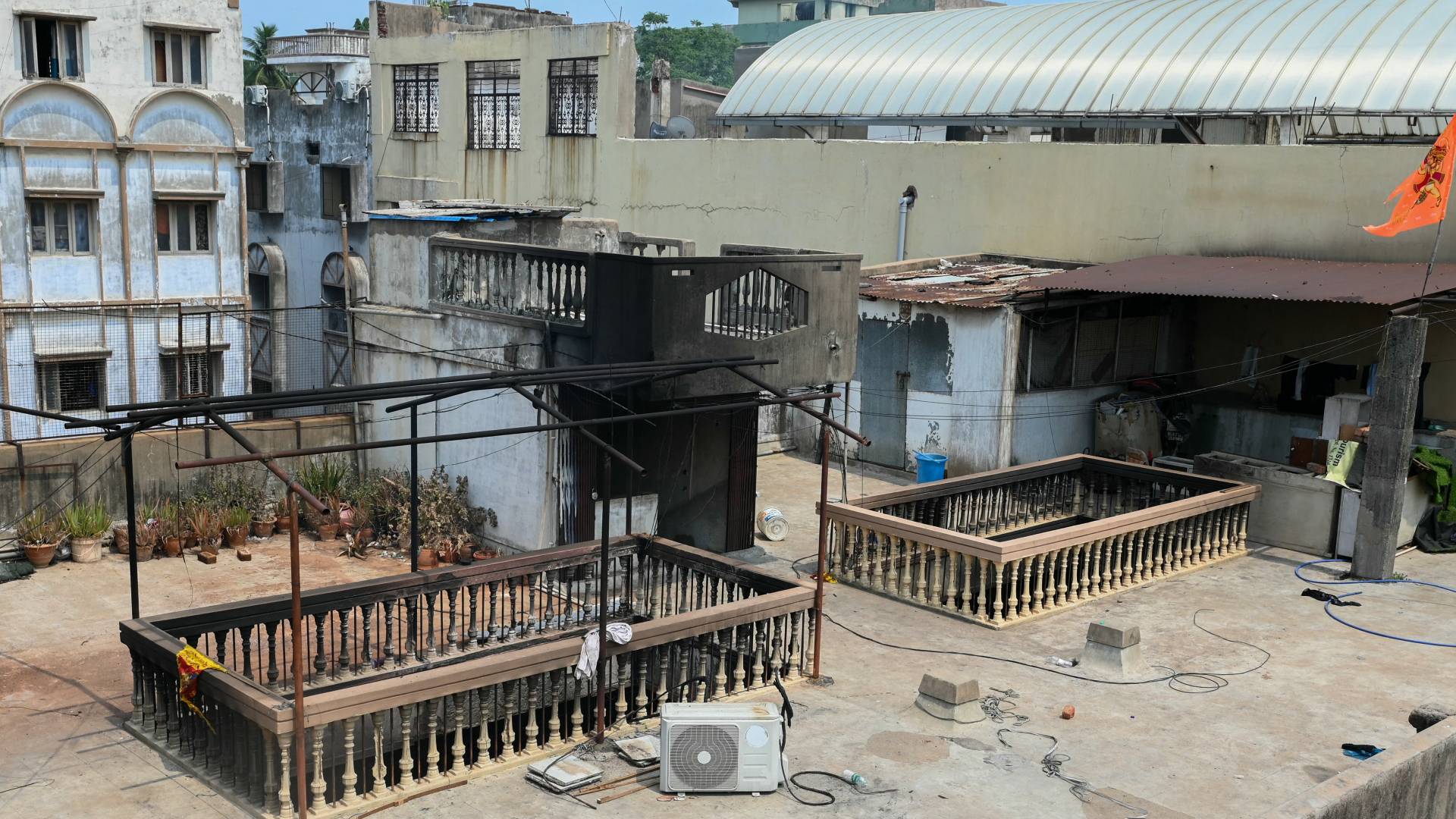 جانب من المبنى الذي تعرض للاحتراق