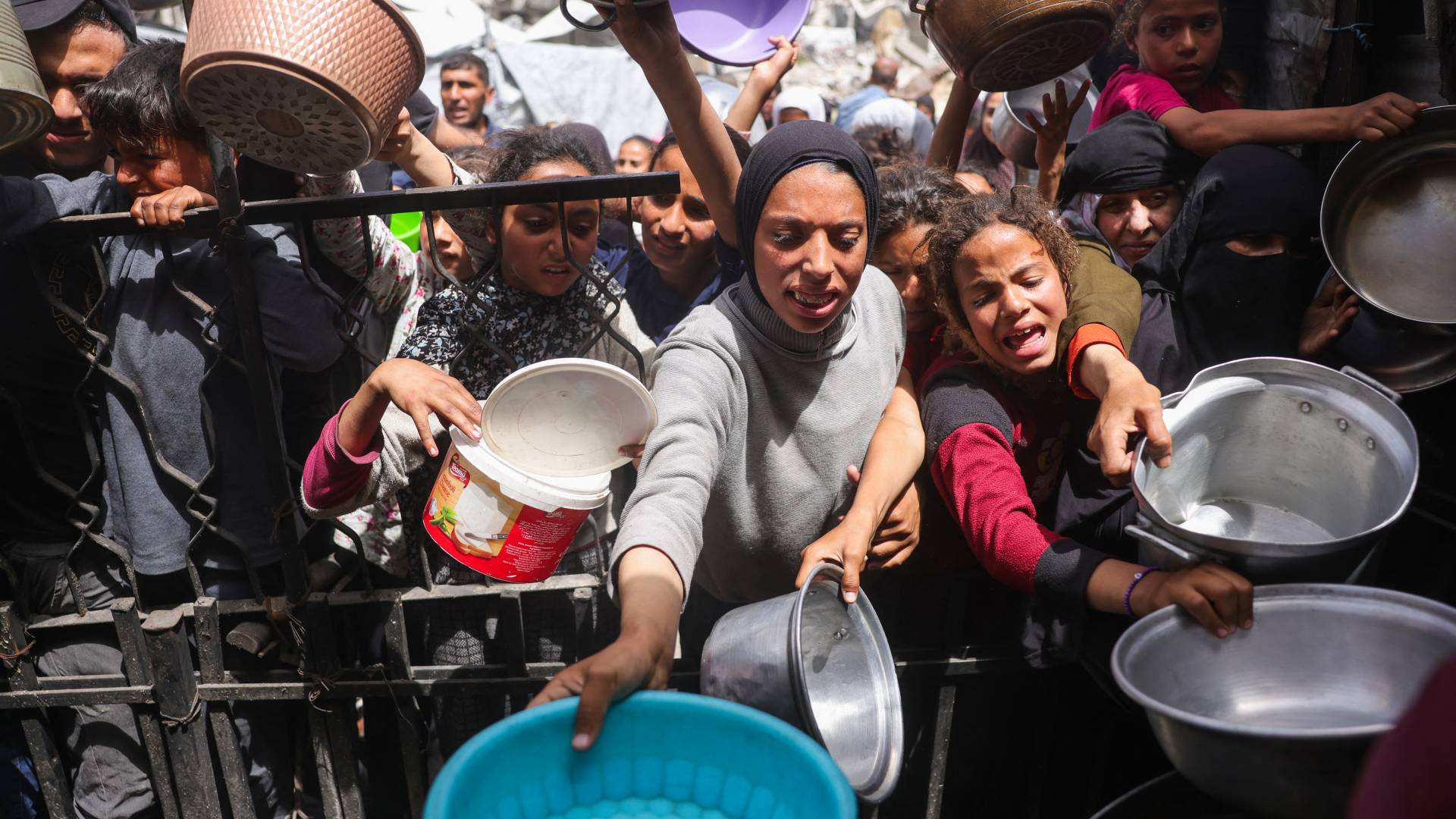 أطفال يحاولون الحصول على الطعام في قطاع غزة