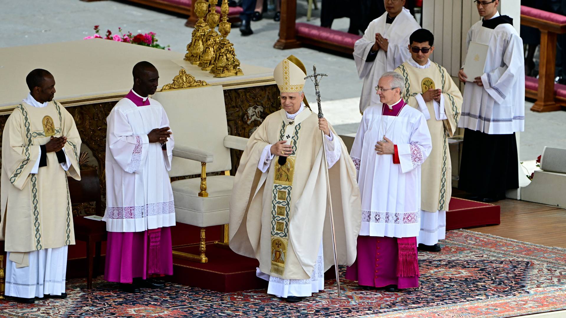 يغادر البابا ليون الرابع عشر بعد إلقاء صلاة ريجينا كايلي في ساحة القديس بطرس في الفاتيكان