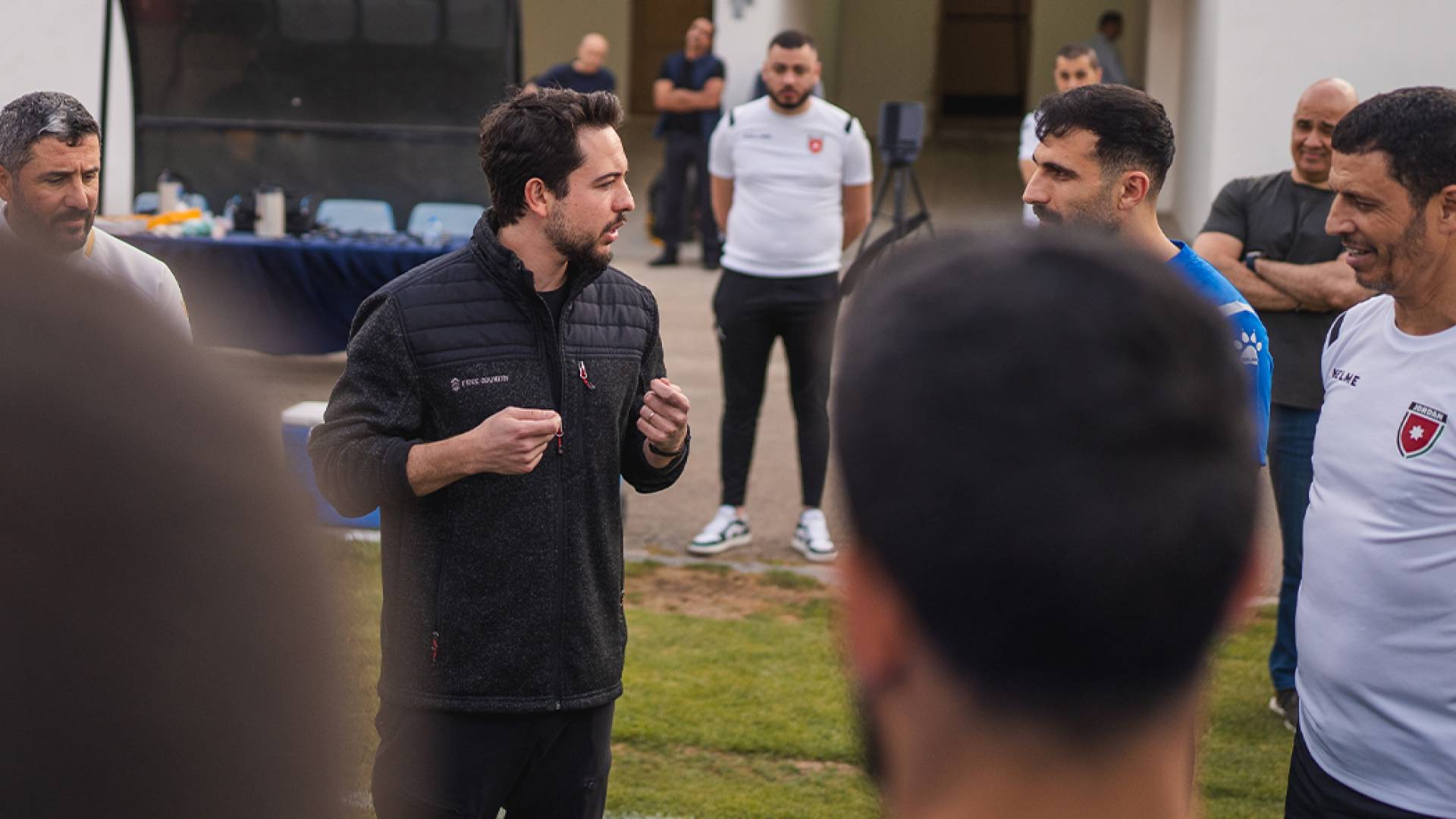 سمو ولي العهد خلال زيارته التدريبات