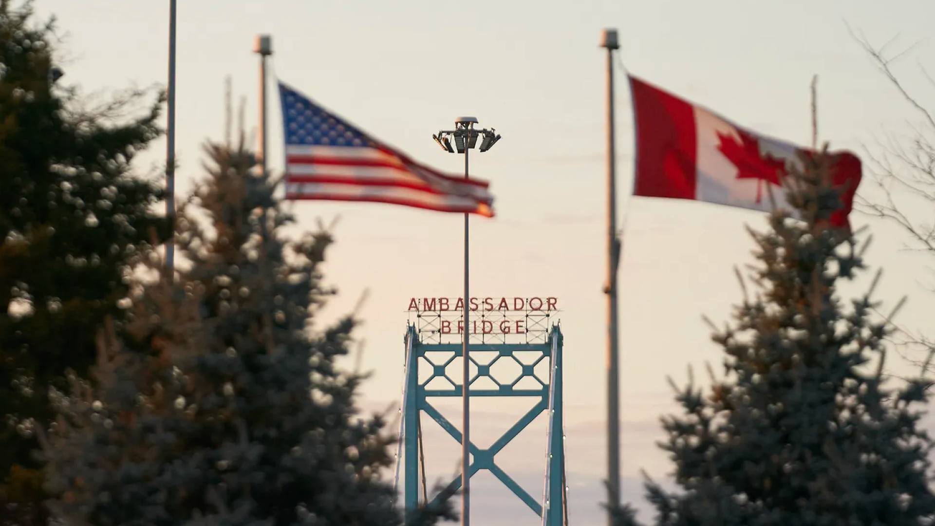 العلم الأمريكي والكندي