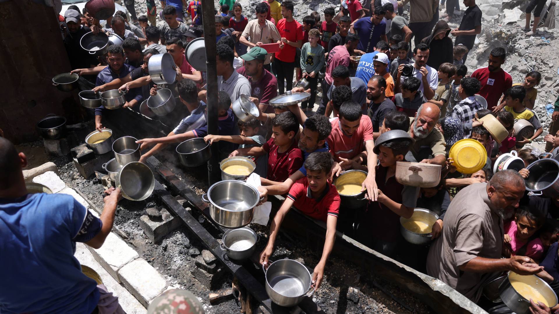 خلال محاولة أفراد في قطاع غزة الحصول على الطعام