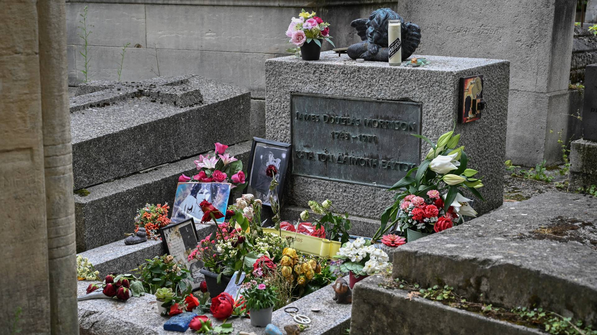 قبر المغني الأمريكي جيم موريسون