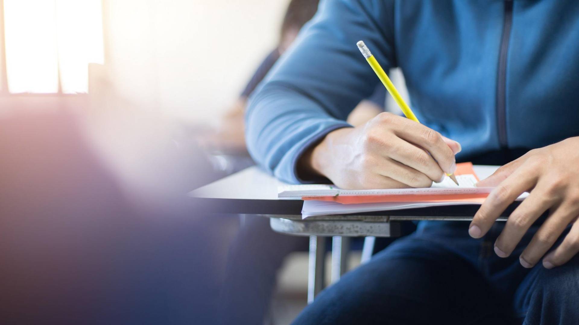 طالب يقدم امتحان - تعبيرية