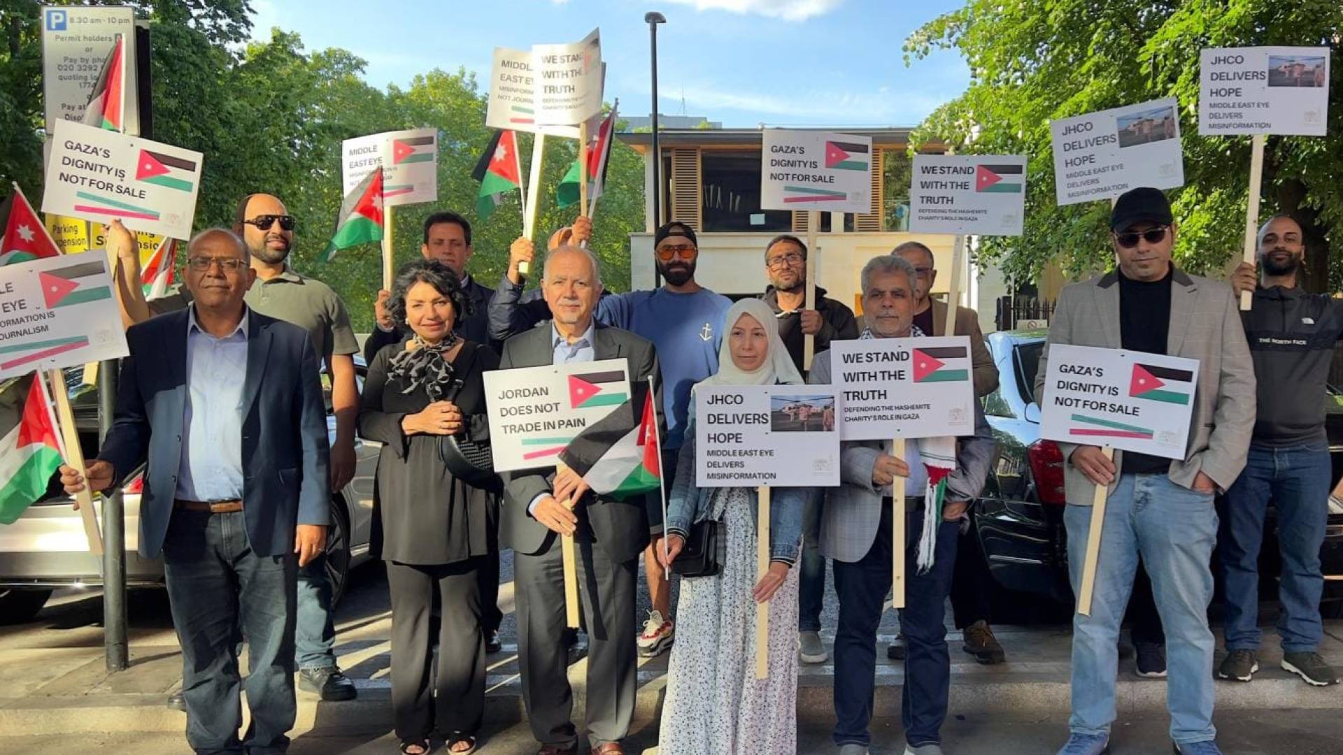 وقفة احتجاجية أمام "ميدل إيست آي" في لندن رفضا للتقارير الكاذبة بحق الهيئة الخيرية الهاشمية