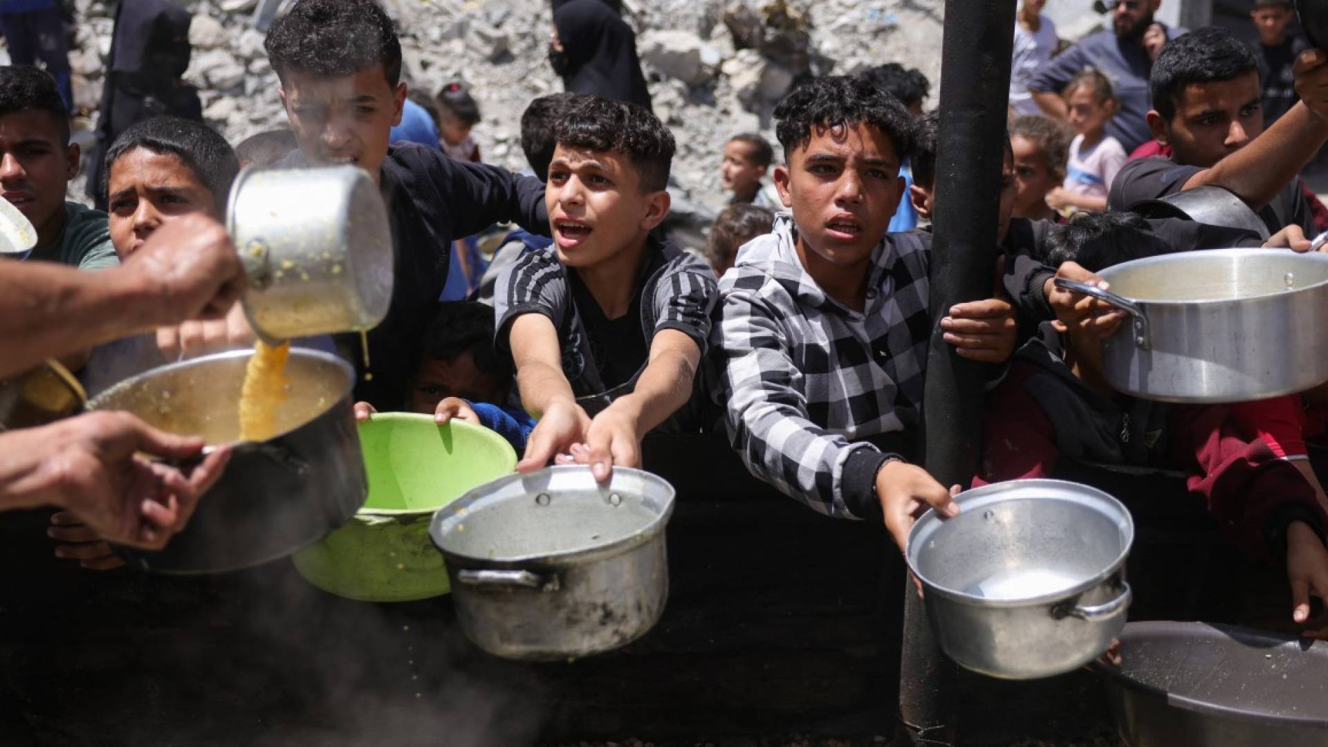 أطفال في قطاع غزة يبحثون عن الطعام