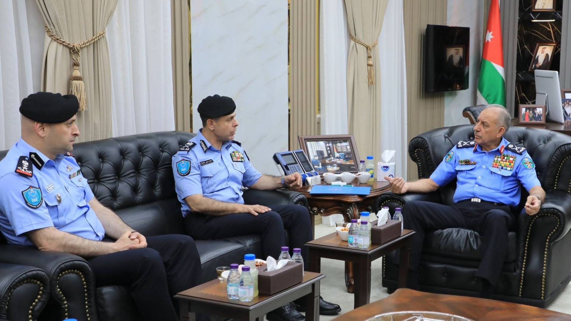 اللواء المعايطة خلال لقائه مدير عام جهاز الشرطة الفلسطينية